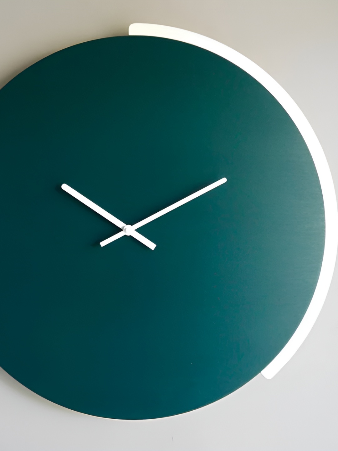 

QEZNEF Green & White Round Shaped Analogue Wooden Wall Clock