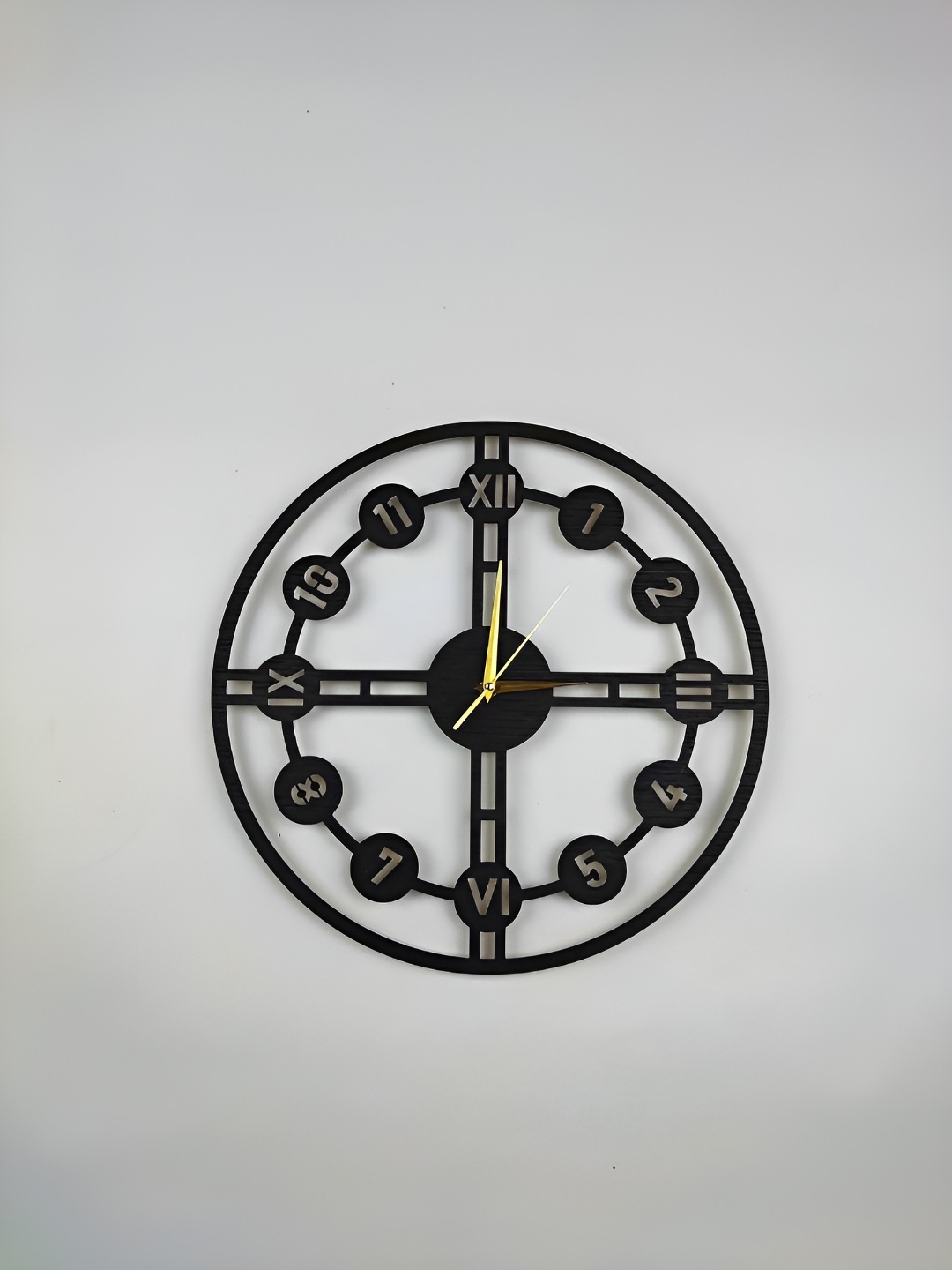 

QEZNEF Black & Brown Textured Contemporary Round Wooden Analogue Wall Clock