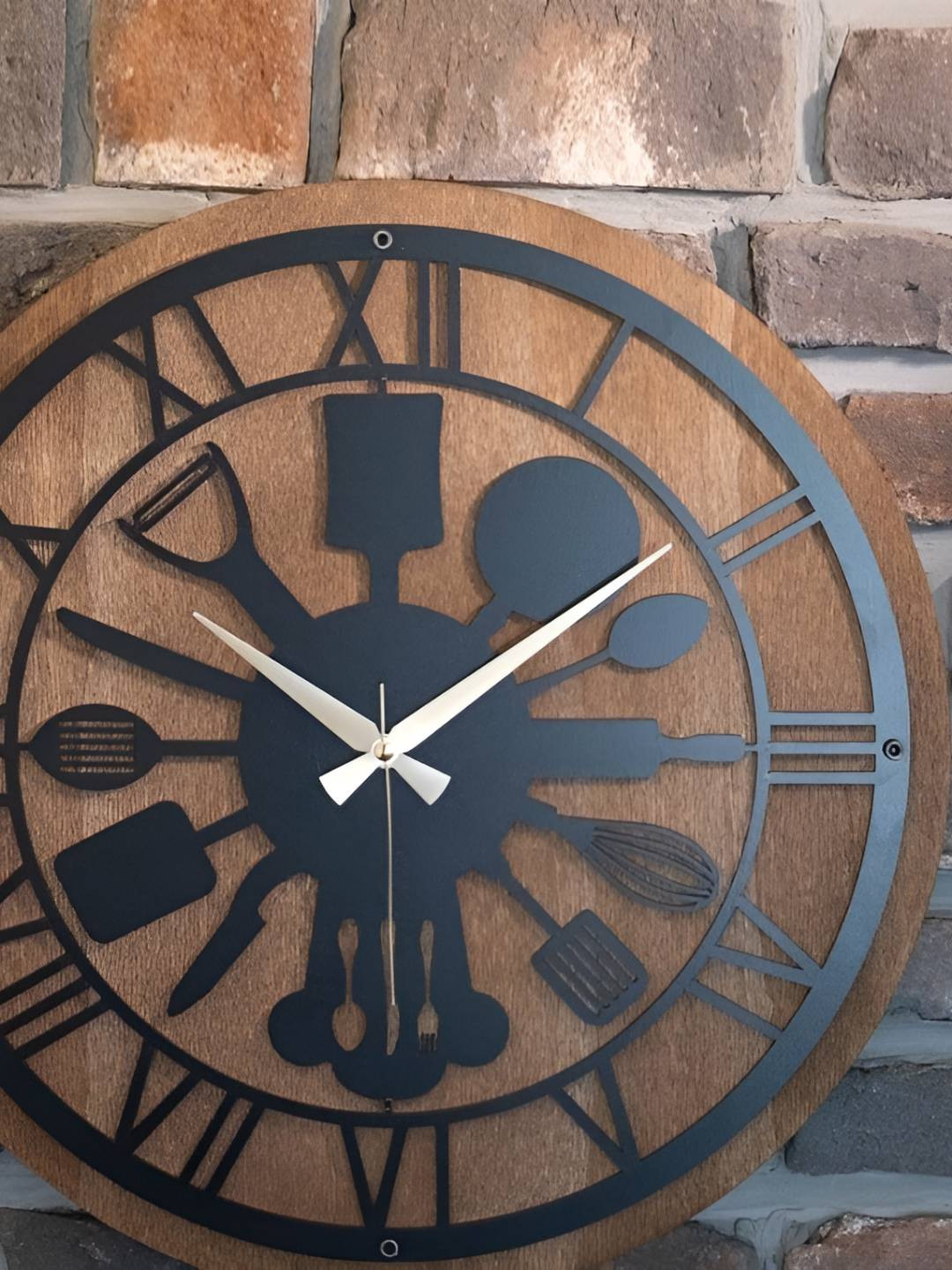 

QEZNEF Black & Brown Textured Round Shaped Contemporary Analogue Wooden Wall Clock