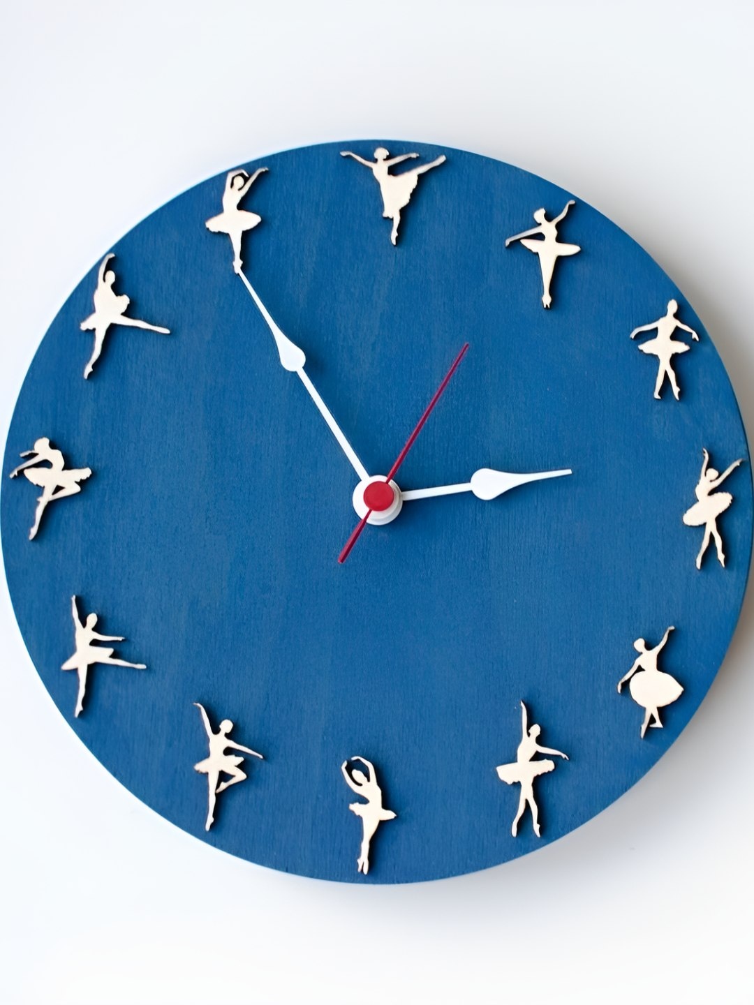 

QEZNEF Blue & White Round Shaped Contemporary Analogue Wooden Wall Clock