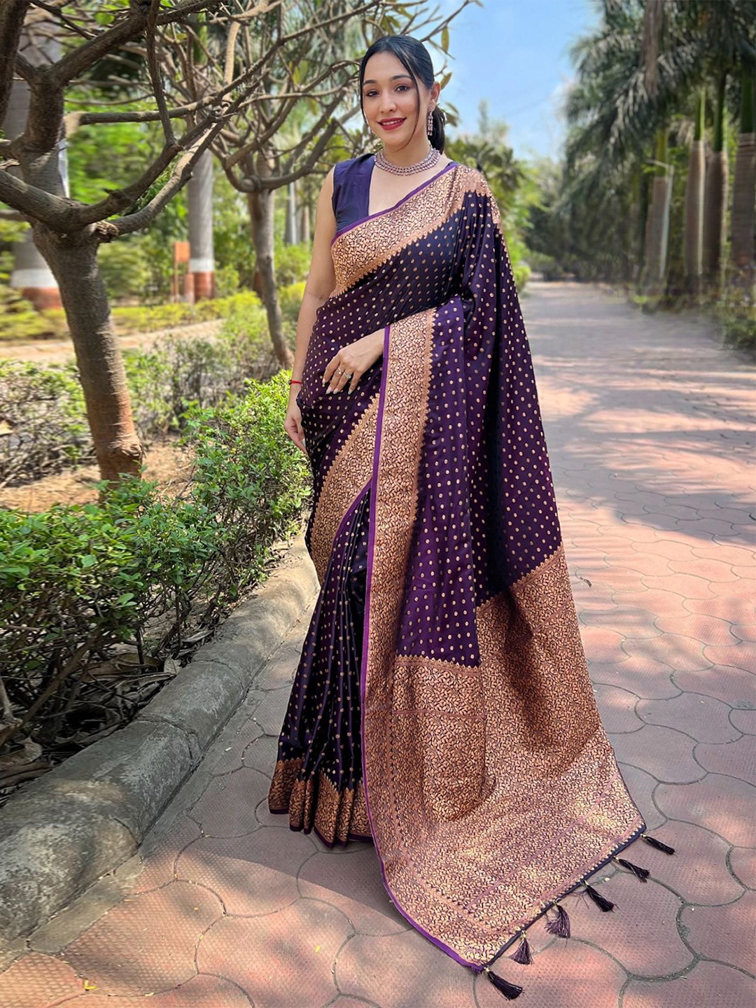 

Panzora Woven Design Zari Banarasi Saree, Purple