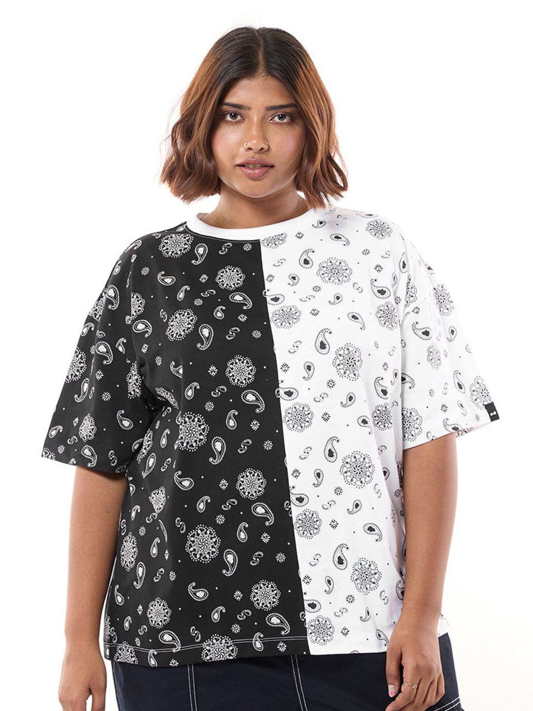 

Bewakoof Plus Women Floral Printed Round Neck Pure Cotton Oversized T-shirt, Black