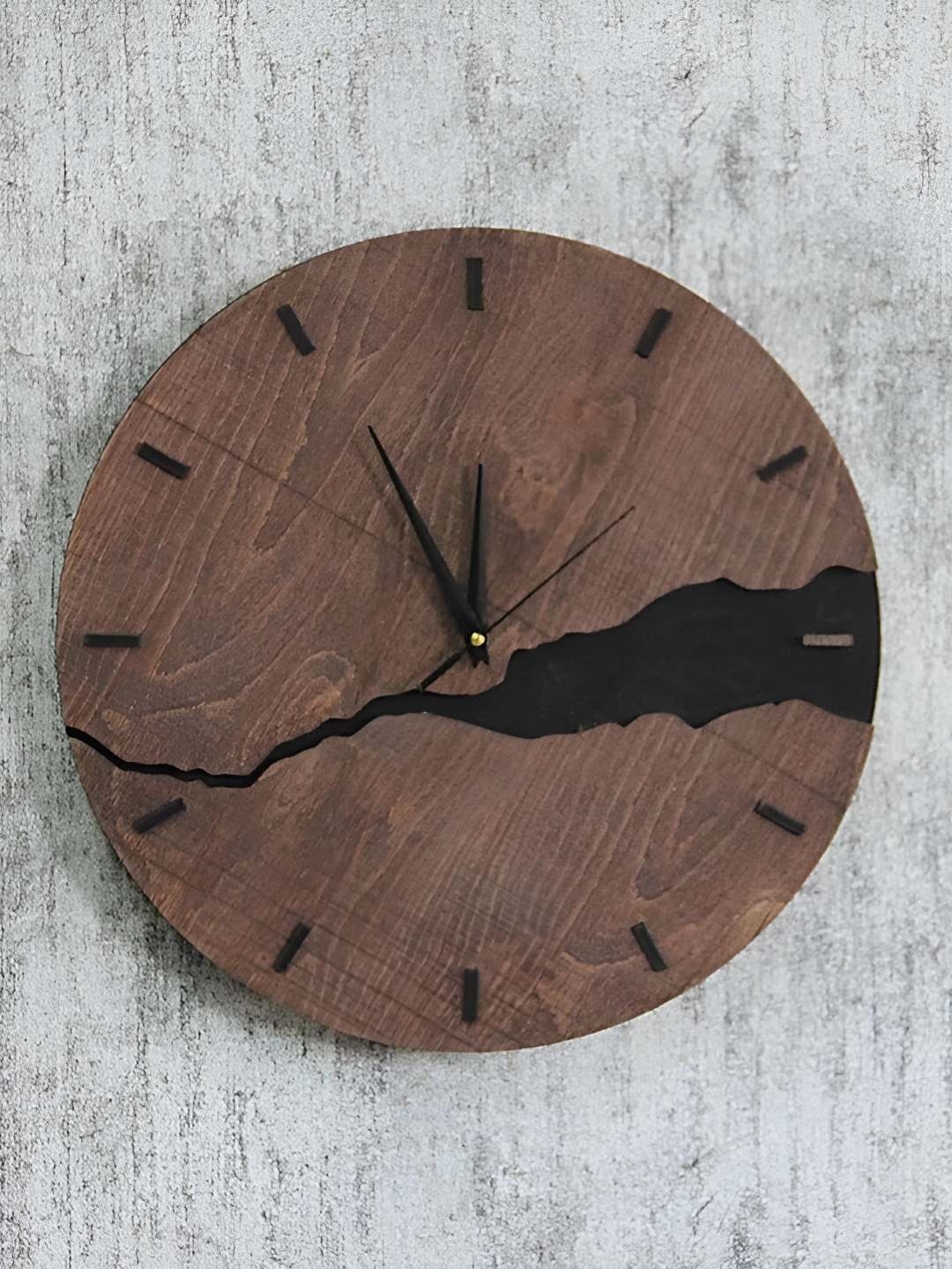 

QEZNEF Brown & Black Round Shaped Textured Contemporary Analogue Wooden Wall Clock