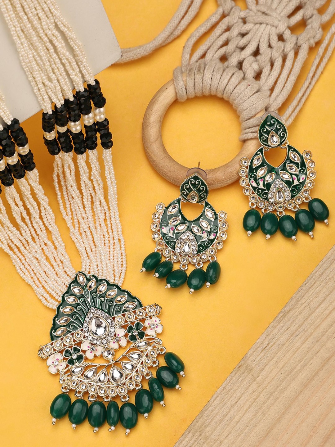 

ANIKAS CREATION Gold Plated Kundan Studded & Pearls Beaded Jewellery Set