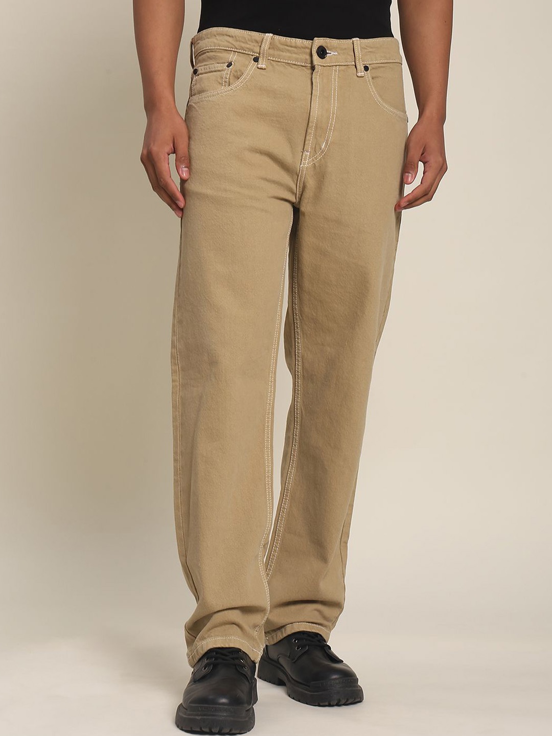 

The Roadster Lifestyle Co Men Solid Clean Look Relaxed Fit Jeans, Beige