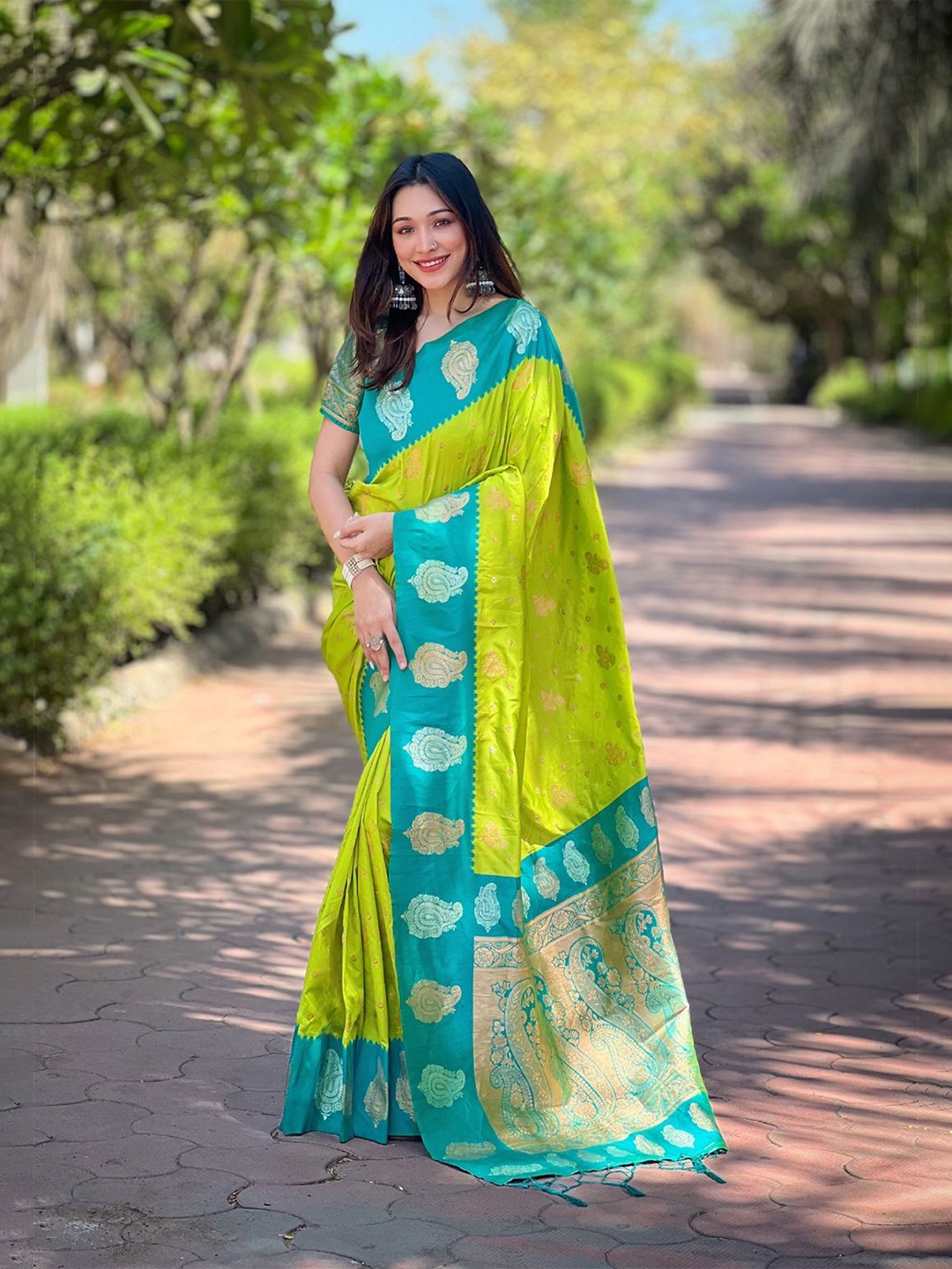

Panzora Woven Design Zari Banarasi Saree, Green