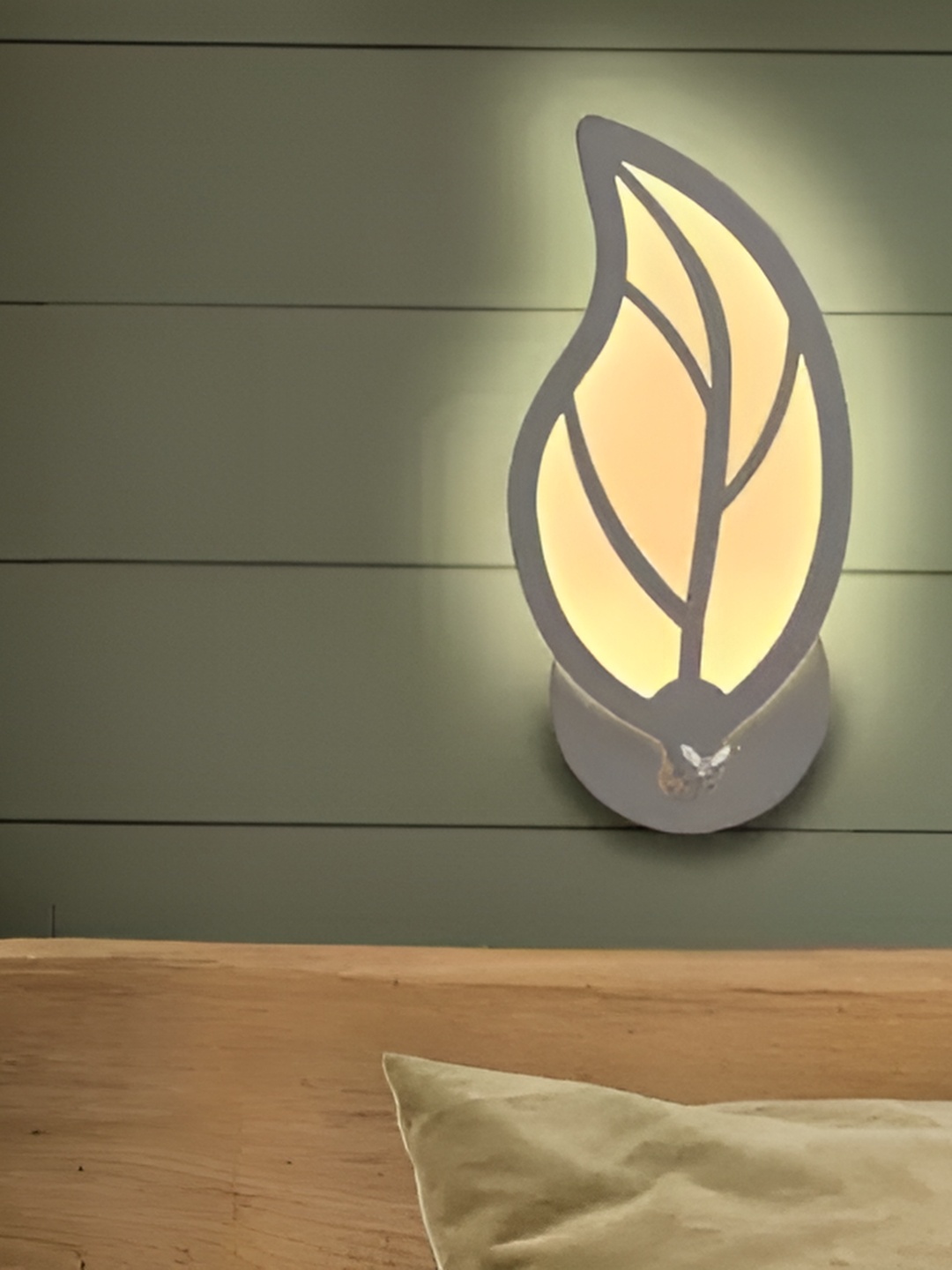 

DENICRAAS Black & White Metal Contemporary Leaf Shaped Wall Lamp