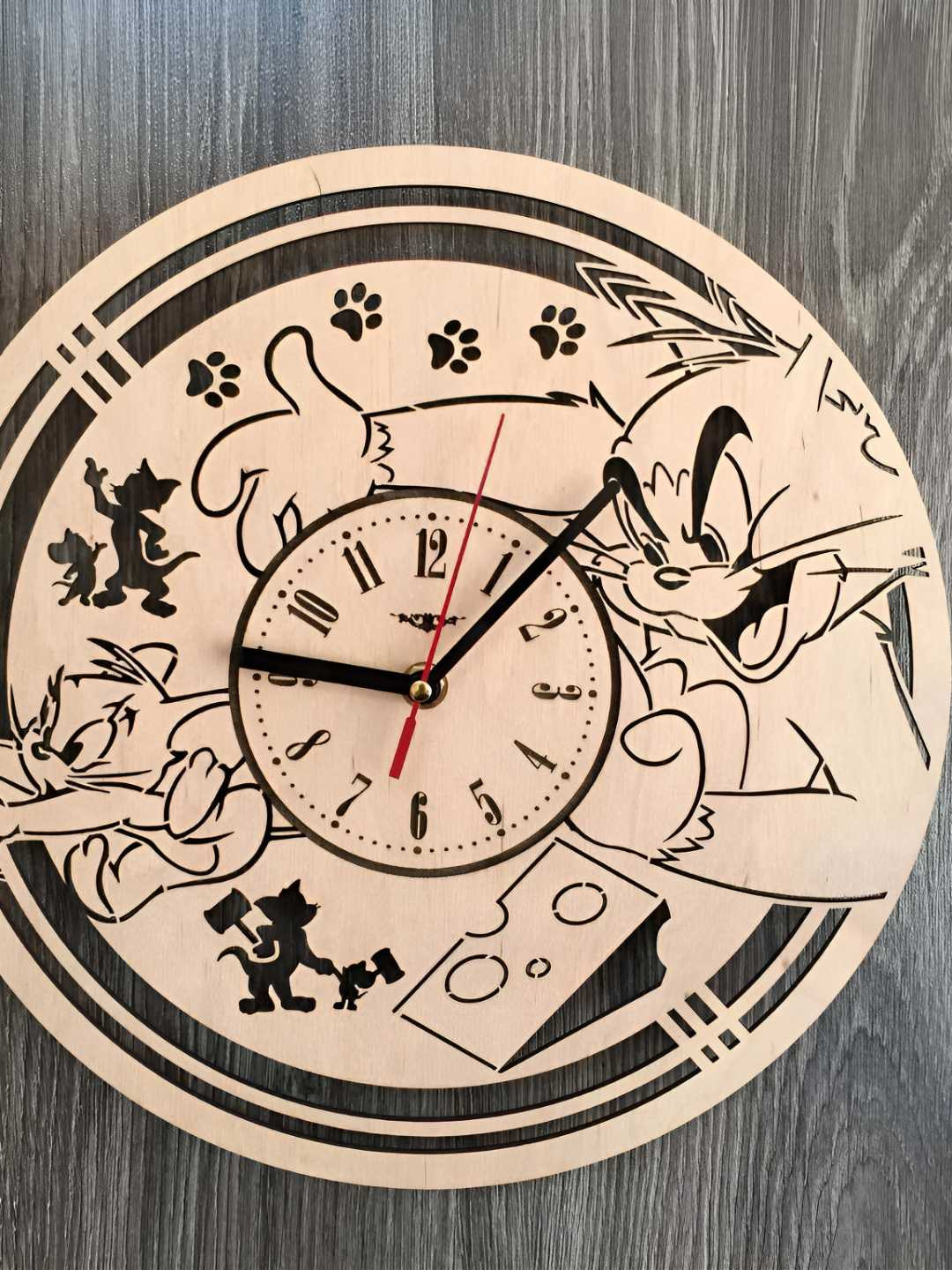

QEZNEF Beige & Black Tom & Jerry Textured Contemporary Round Shaped Wooden Wall Clock