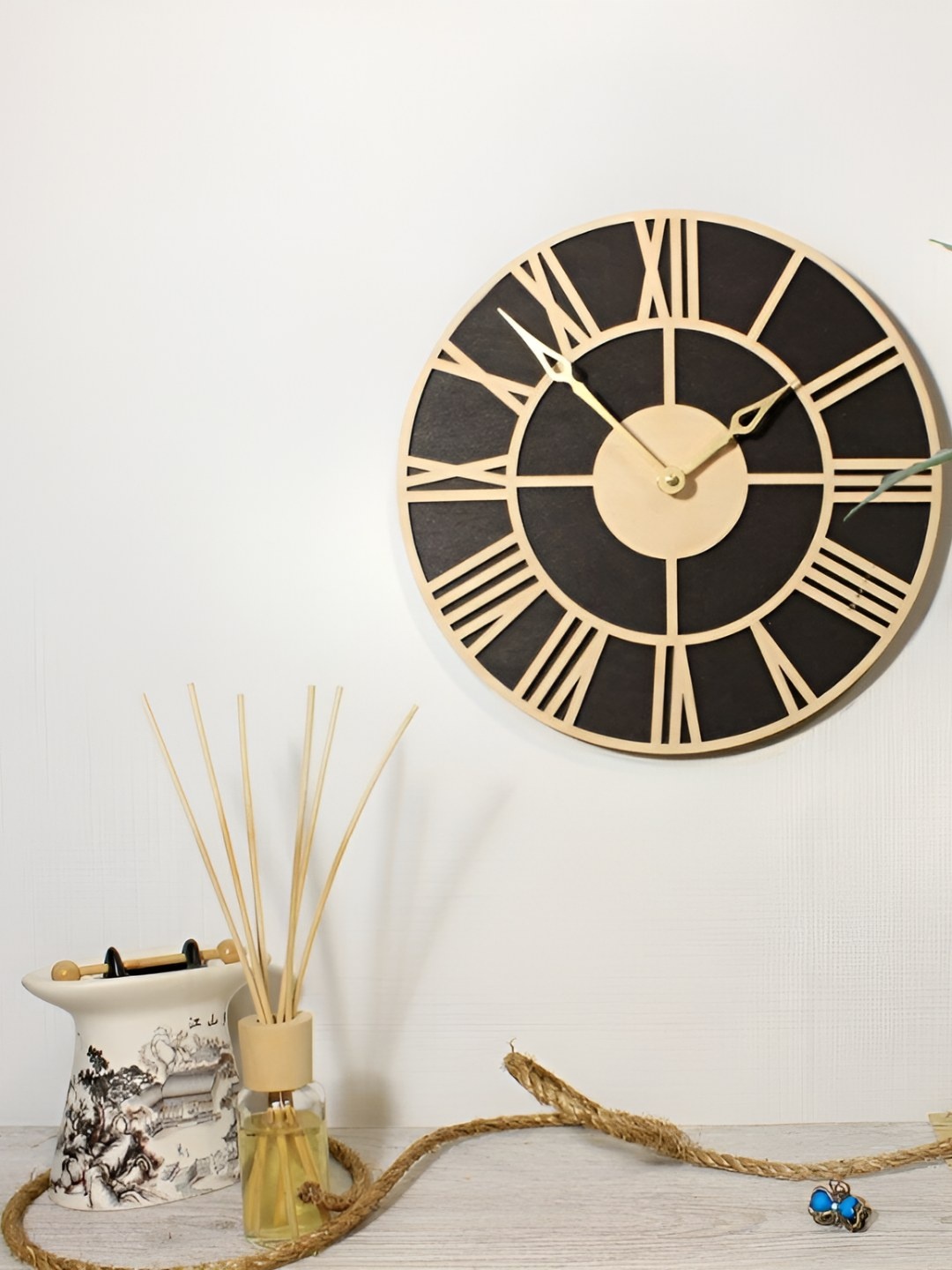 

QEZNEF Beige and Black Textured Round Shaped Wooden Analogue Contemporary Wall Clock