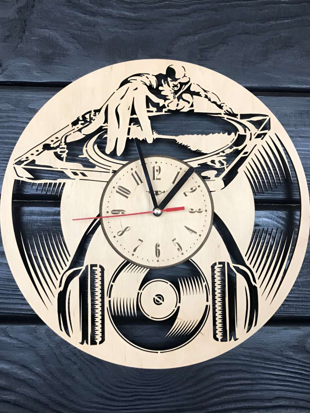 

QEZNEF Beige & Black Contemporary Analogue Vintage Wall Clock