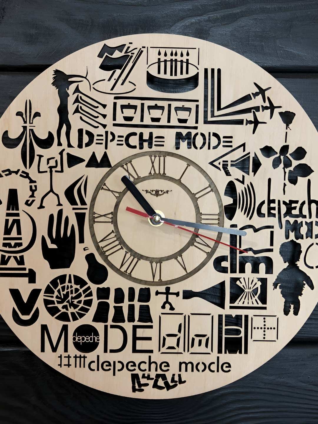 

QEZNEF Beige Round Shaped Contemporary Analogue Wooden Wall Clock