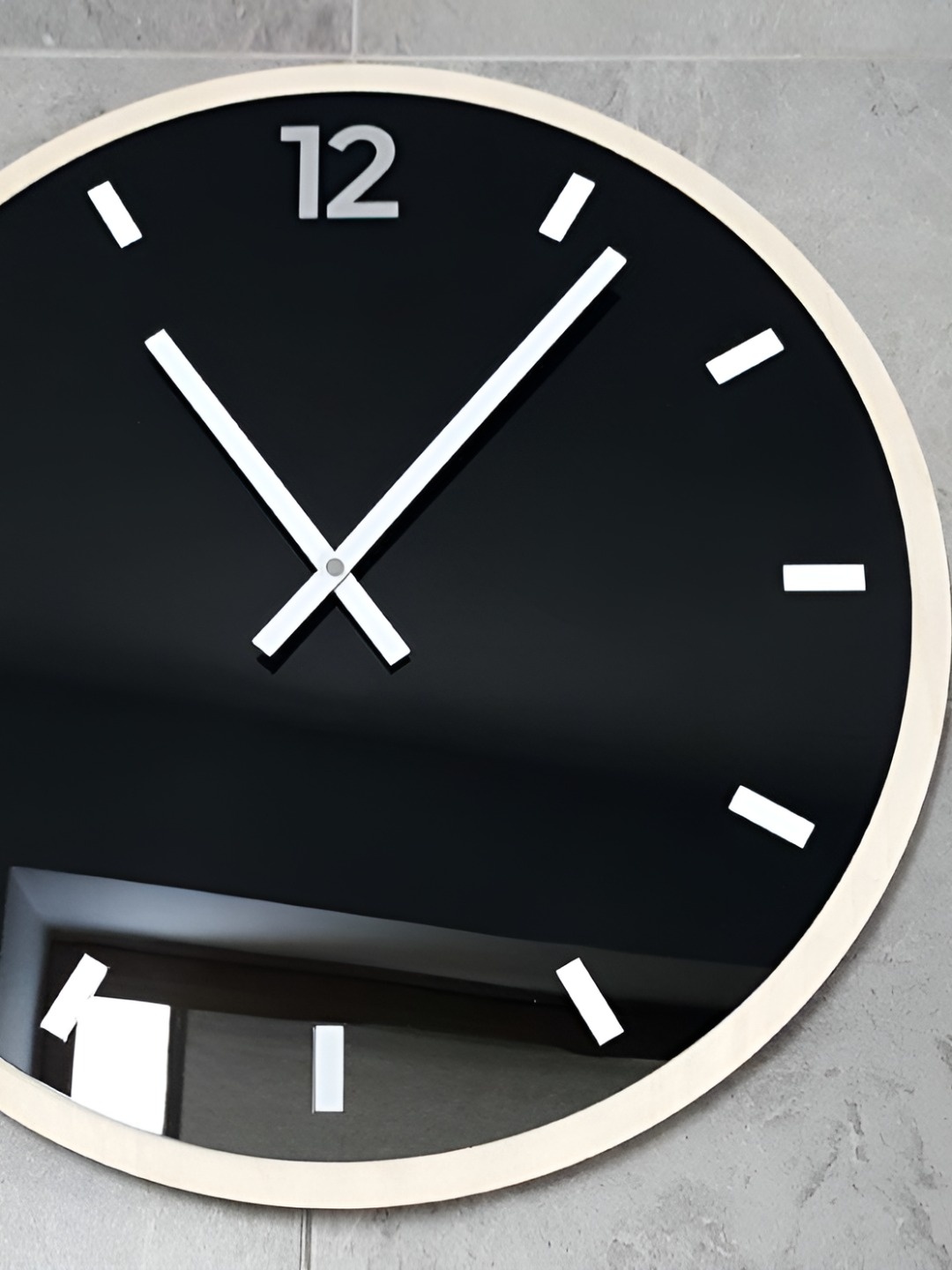 

QEZNEF Black Round Shaped Analogue Wooden Wall Clock