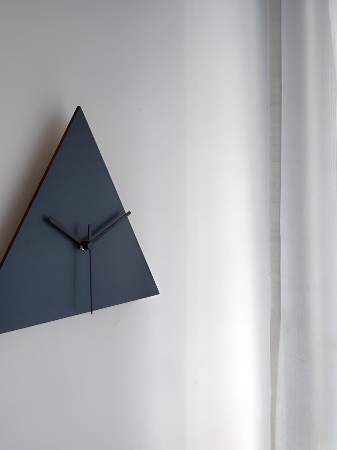 

QEZNEF Black Contemporary Abstract Triangle Wooden Wall Clock