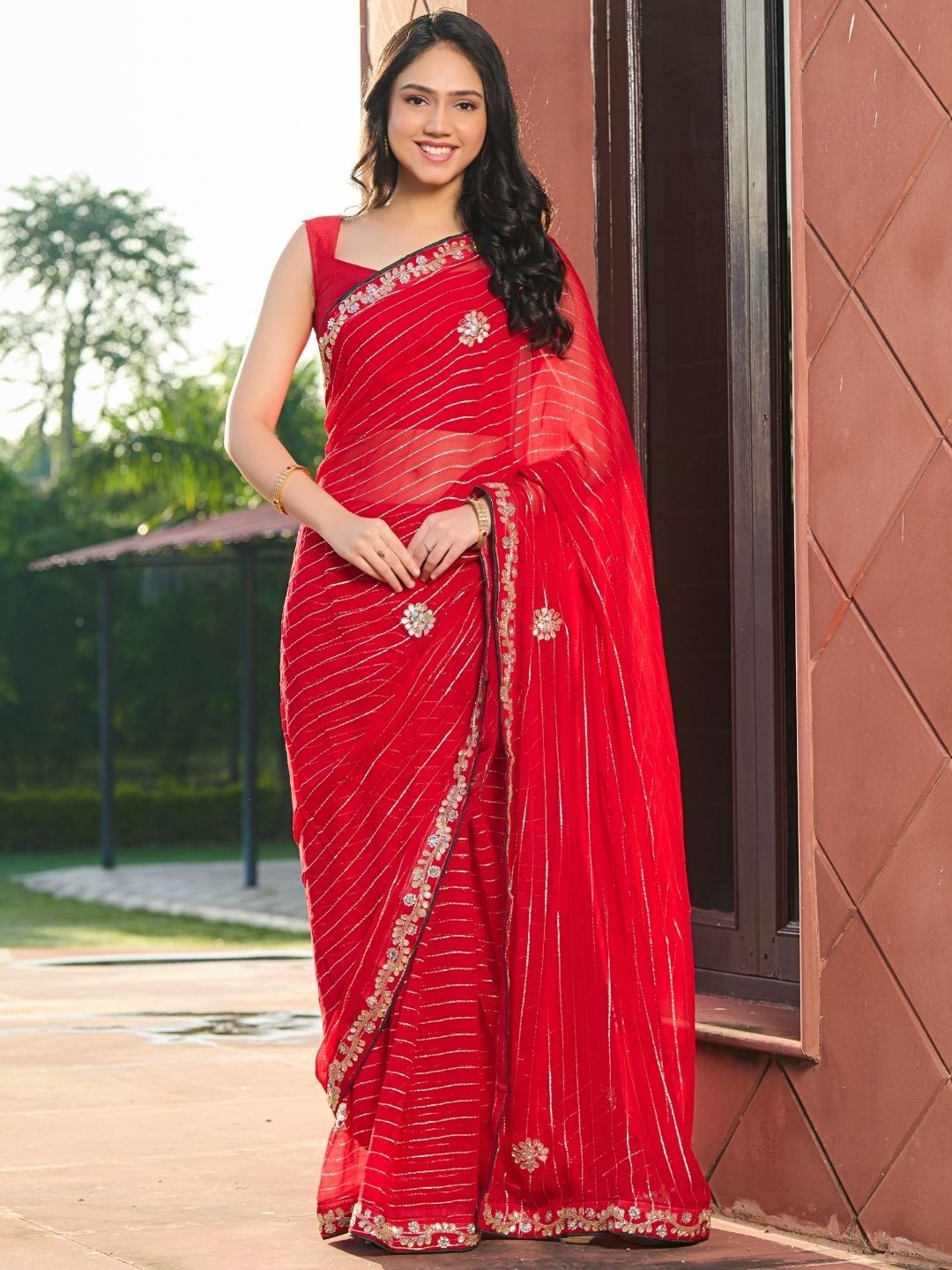 

PRETTY PALLU Floral Embroidered Saree, Red
