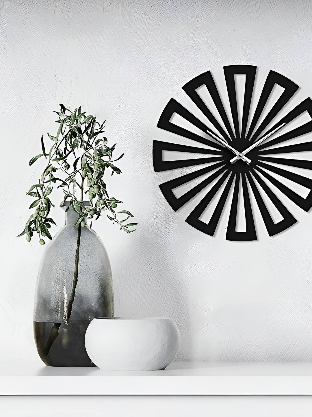 

QEZNEF Black and Silvertoned Textured Round Shaped Wooden Analogue Contemporary Wall Clock