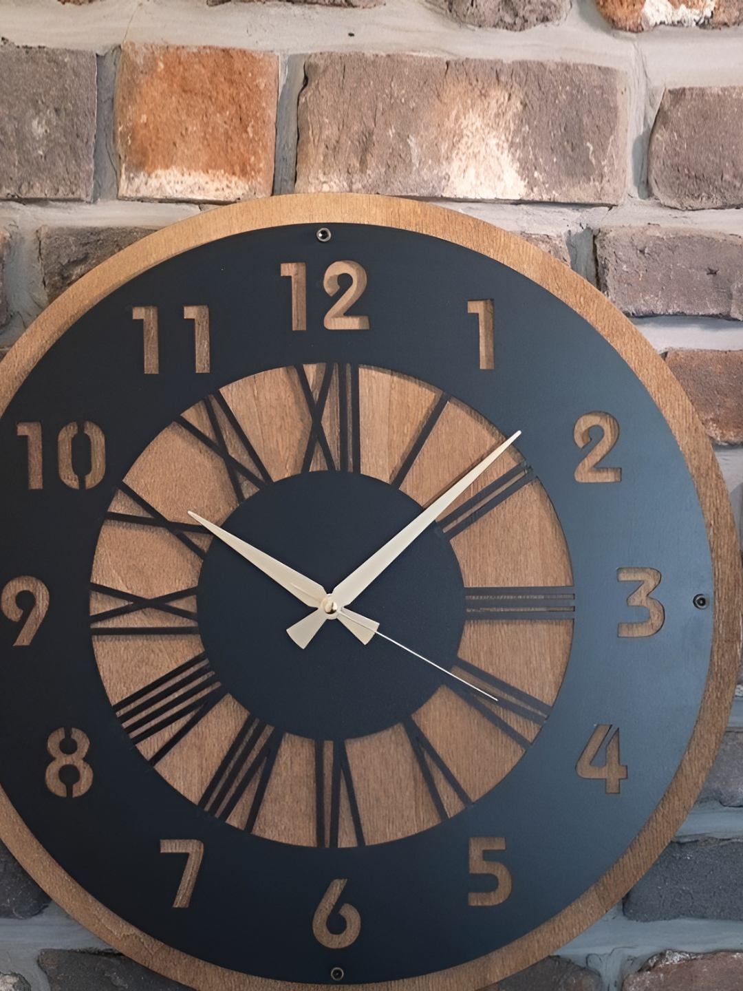 

QEZNEF Black & Brown Textured Round Shaped Contemporary Analogue Wooden Wall Clock