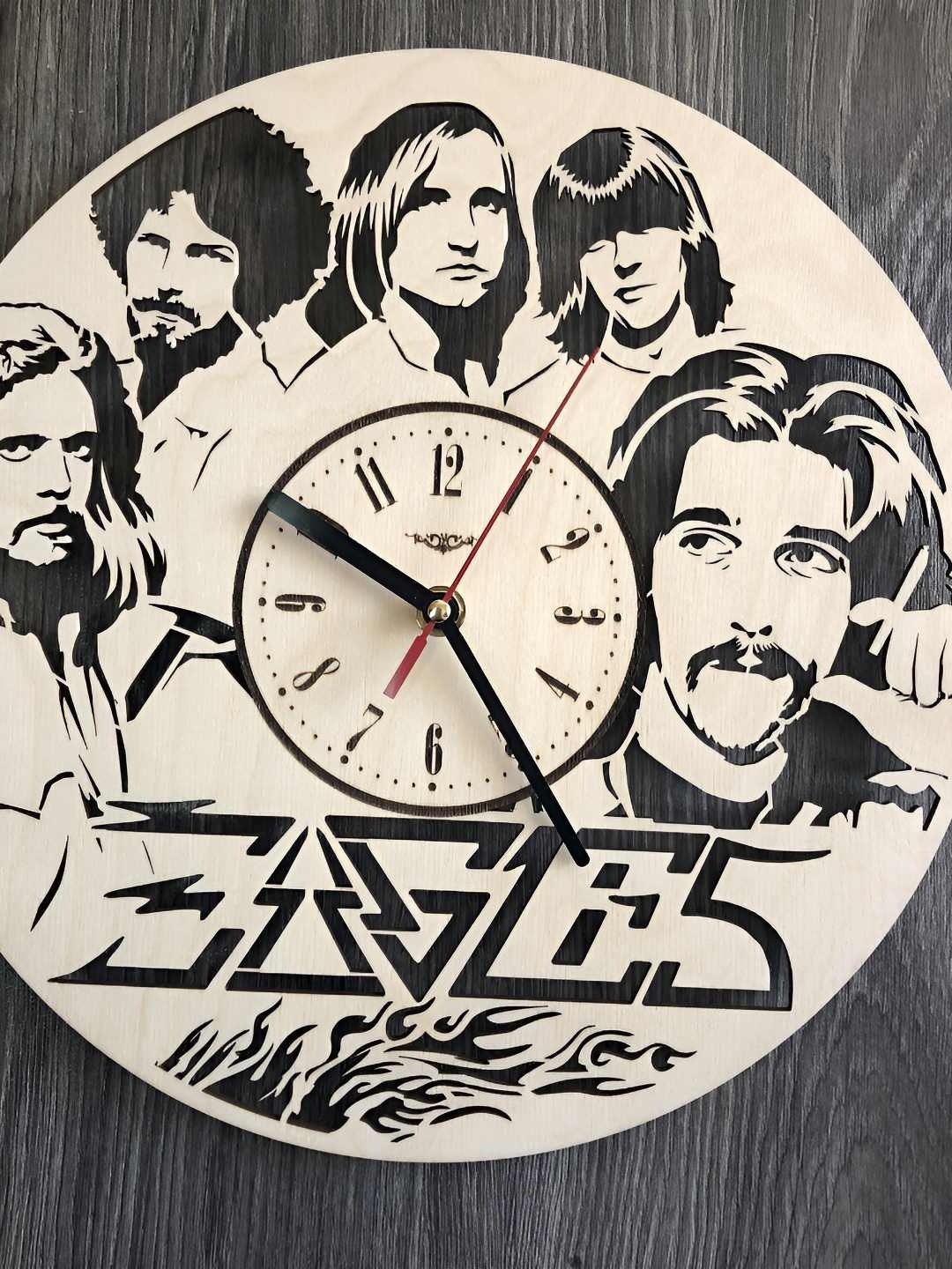 

QEZNEF Beige & Black Contemporary Analogue Wall Clock