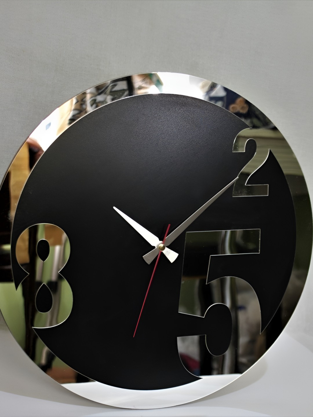 

QEZNEF Silver-Toned Printed Round Contemporary Analogue Wooden Wall Clock Without Glass