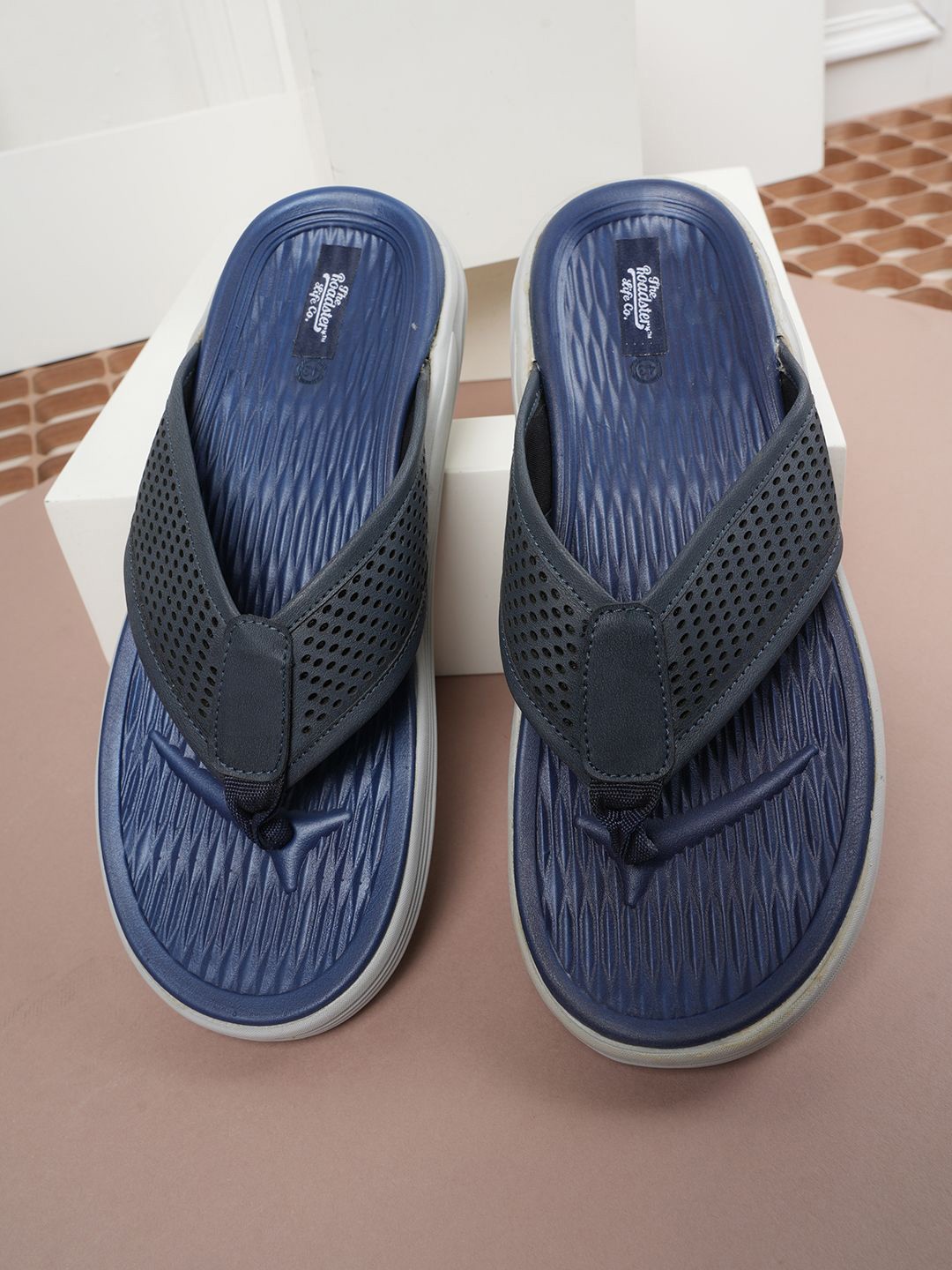 

Roadster Men Solid Thong Flip-Flops, Navy blue