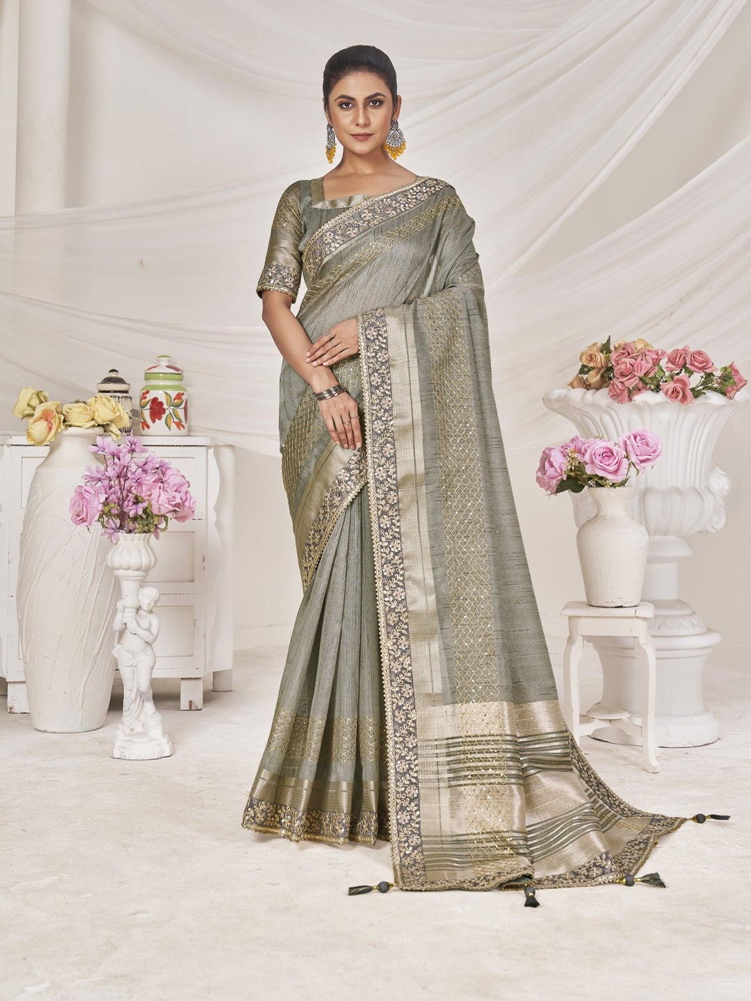 

Panzora Embellished Embroidered Saree, Grey