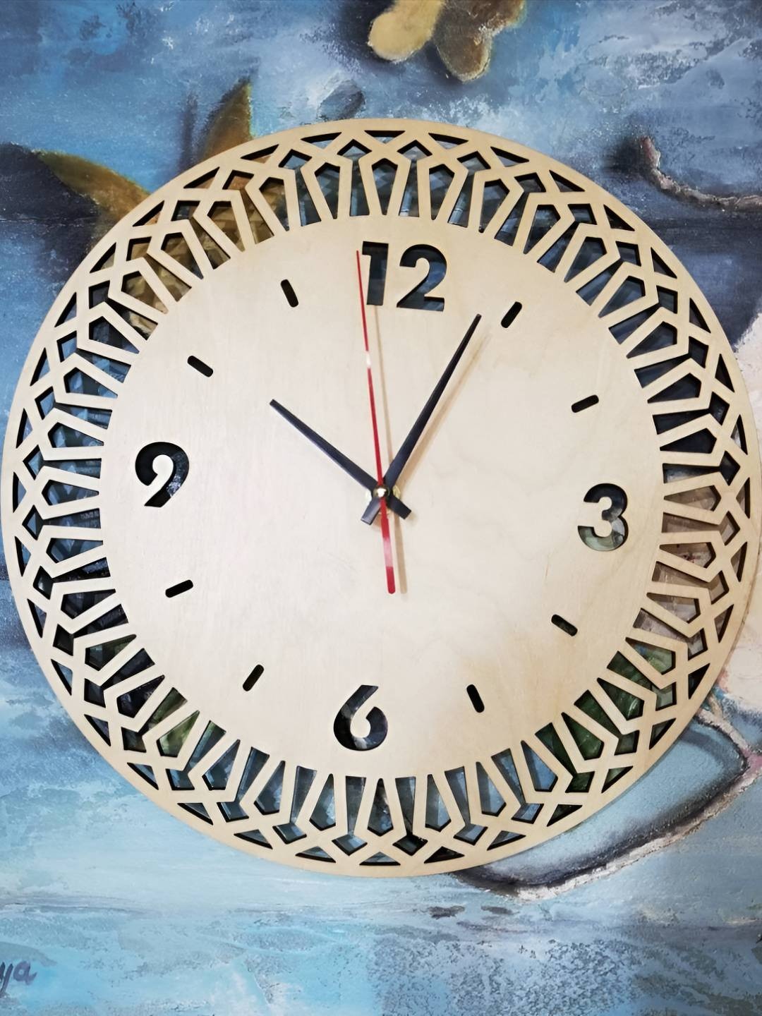 

QEZNEF Beige & Black Contemporary Round Shaped Wooden Wall Clock