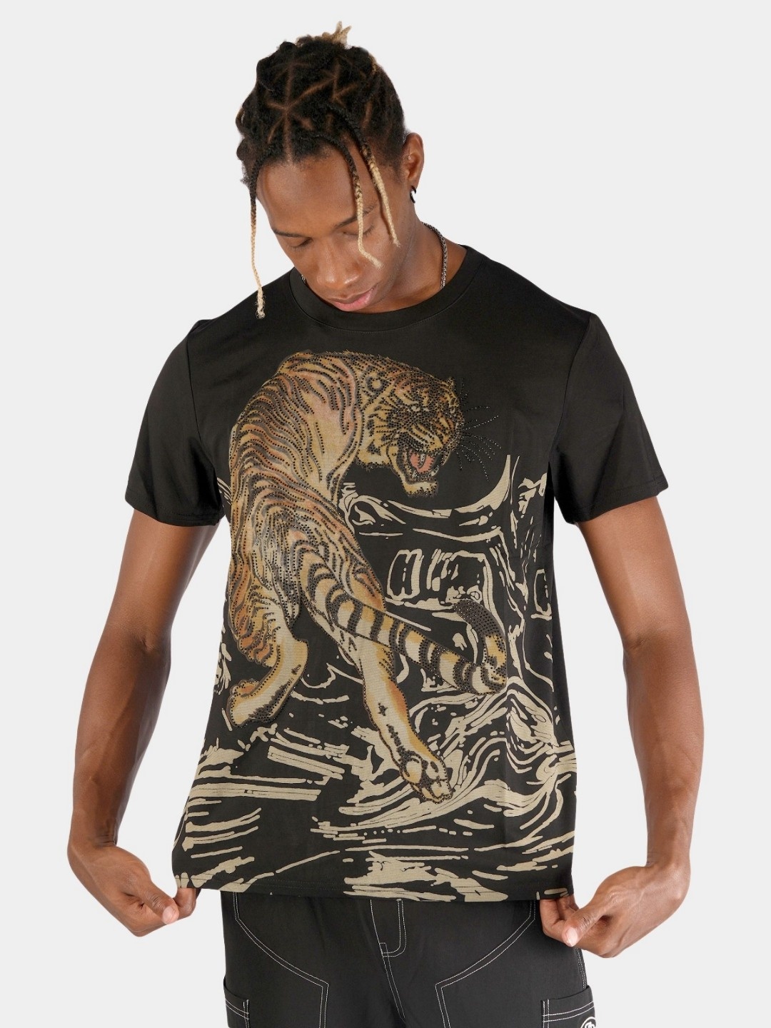 

BOTABOCHI Men Graphic Printed Round Neck Cotton T-shirt, Black