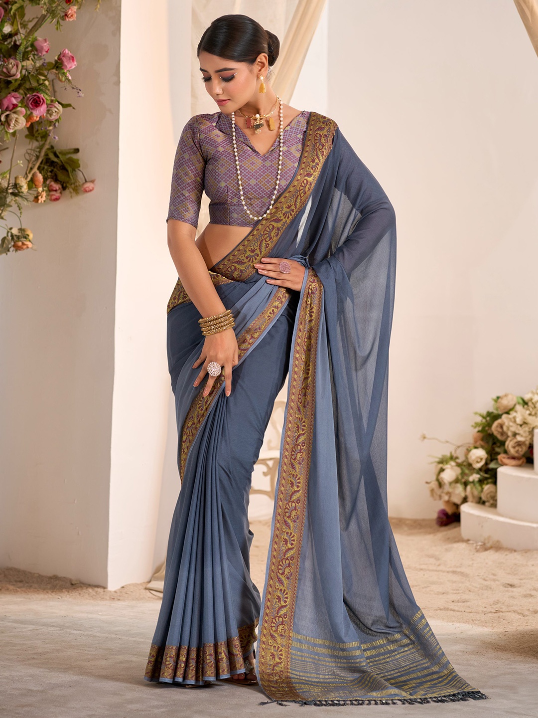 

KAYOMMI Solid Woven Design Zari Pure Crepe Saree, Grey