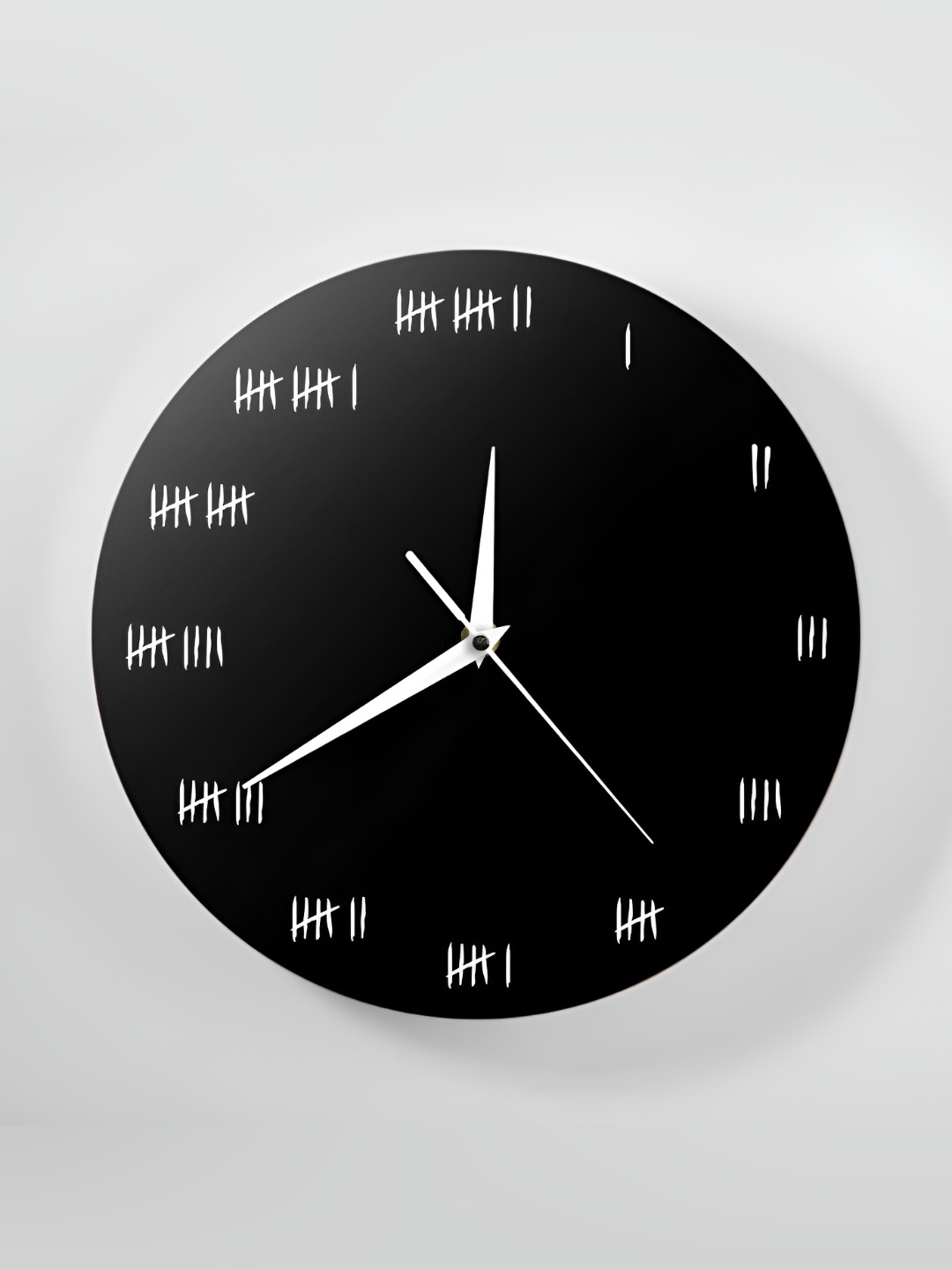 

QEZNEF Black Round Shaped Contemporary Analogue Wooden Wall Clock