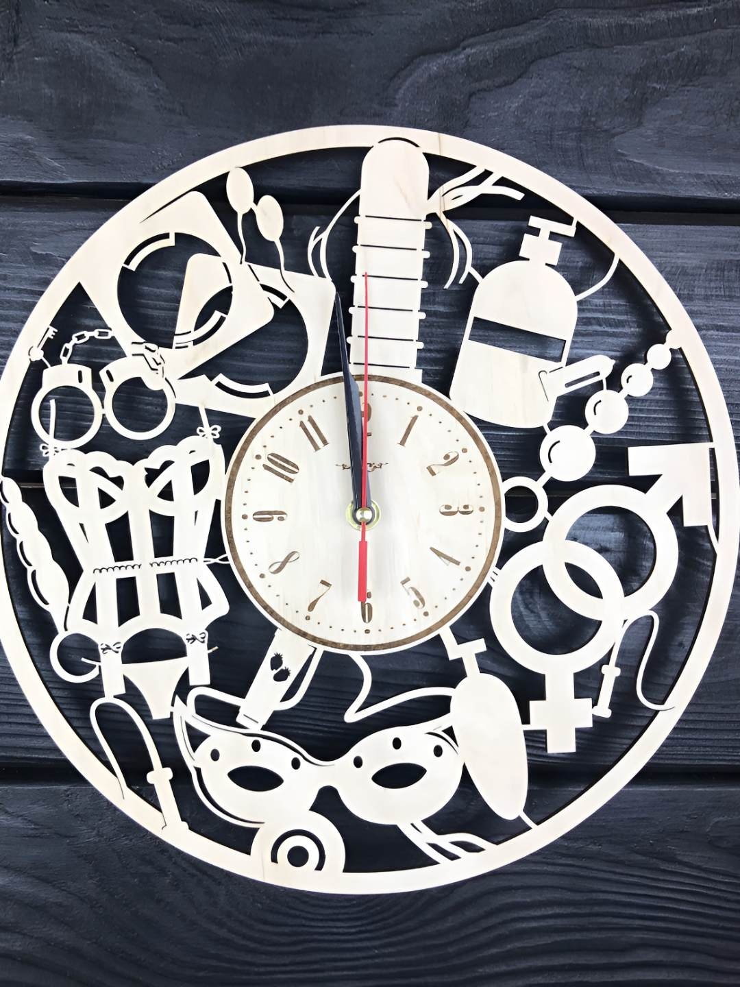 

QEZNEF Beige & Black Textured Round Analogue Wooden Wall Clock