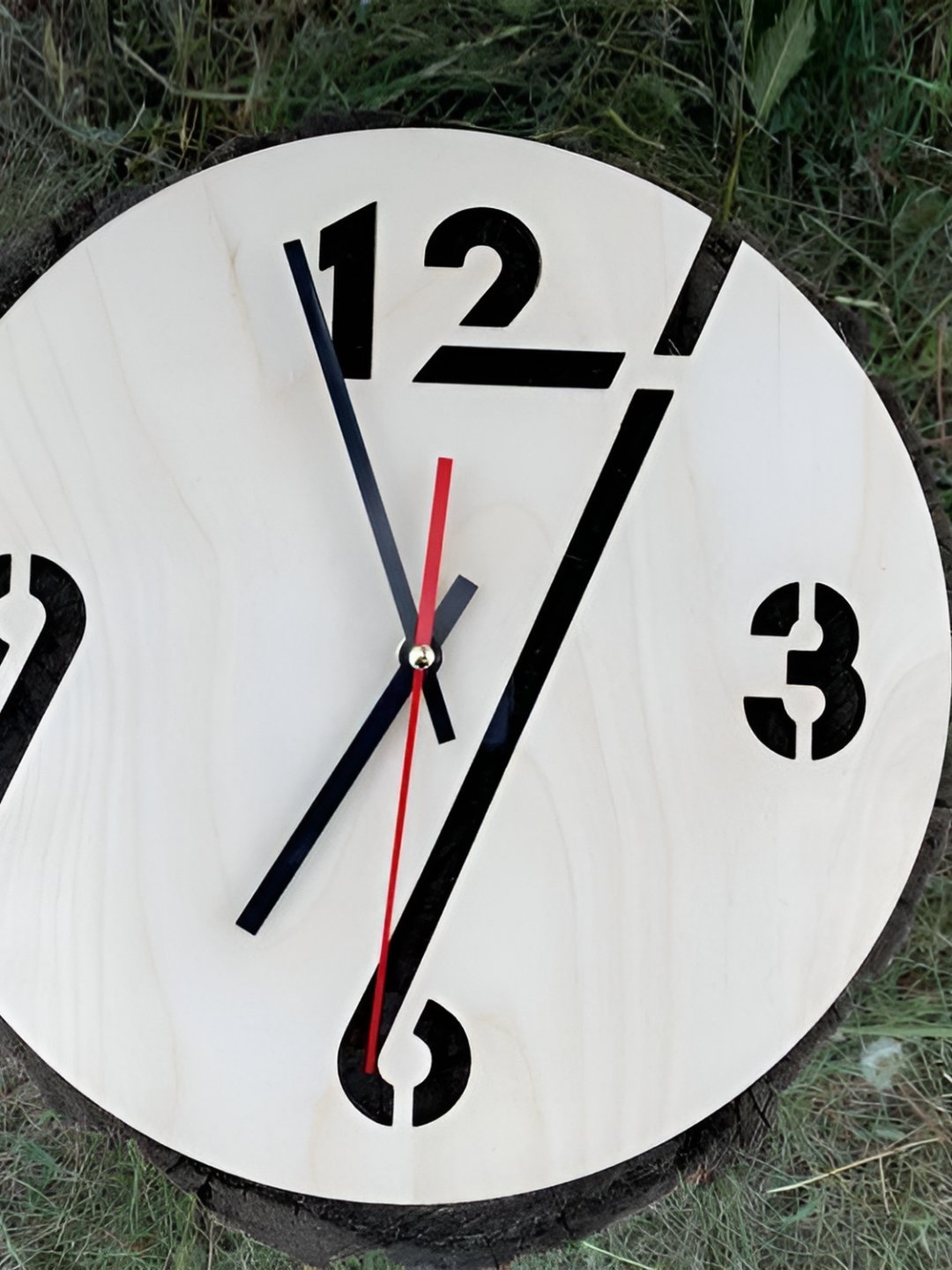 

QEZNEF Beige & Black Textured Round Analogue Wooden Wall Clock Without Glass