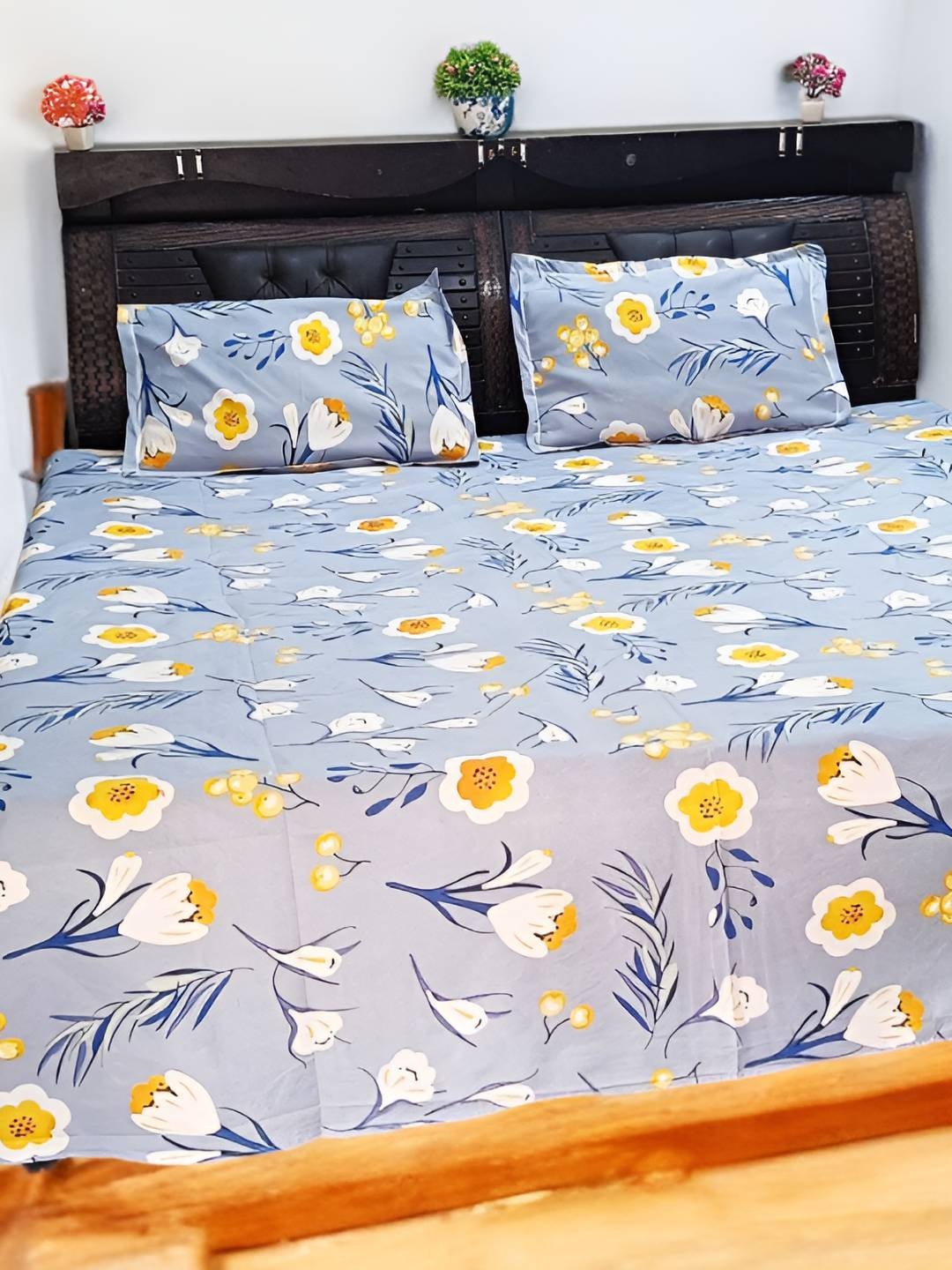 

V.R.ENTERPRISES Grey Floral Printed 210 TC Cotton Queen Bedsheet with 2 Pillow Covers