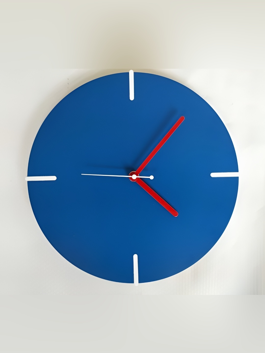 

QEZNEF Blue Round Shaped Contemporary Analogue Wooden Wall Clock