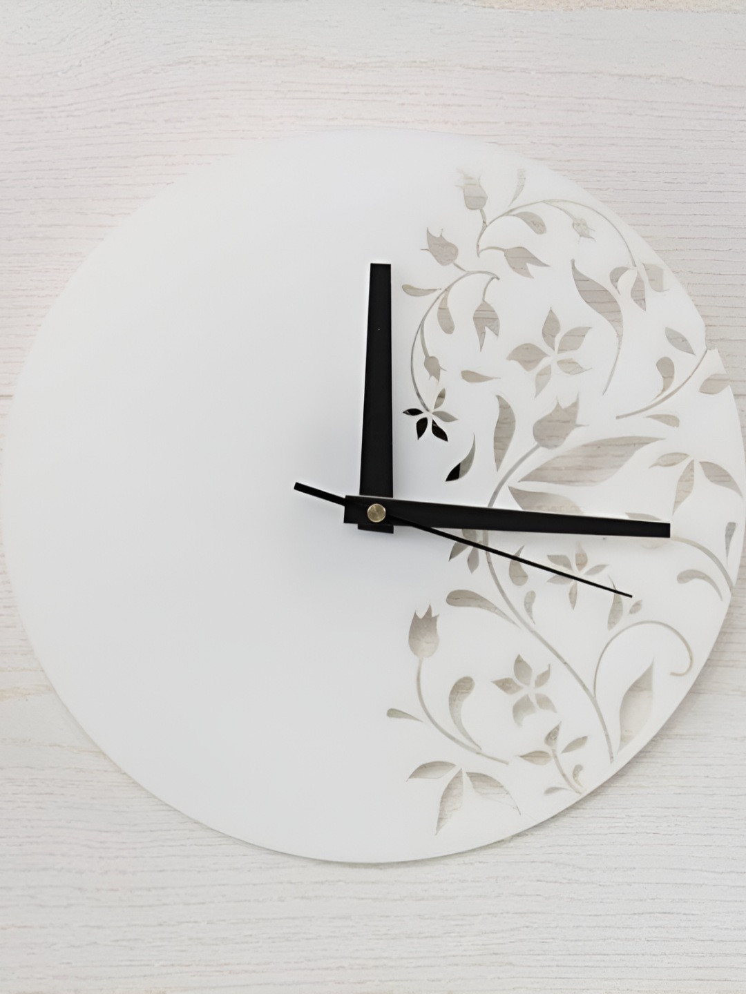 

QEZNEF White and Black Printed Round Shaped Wooden Analogue Contemporary Wall Clock