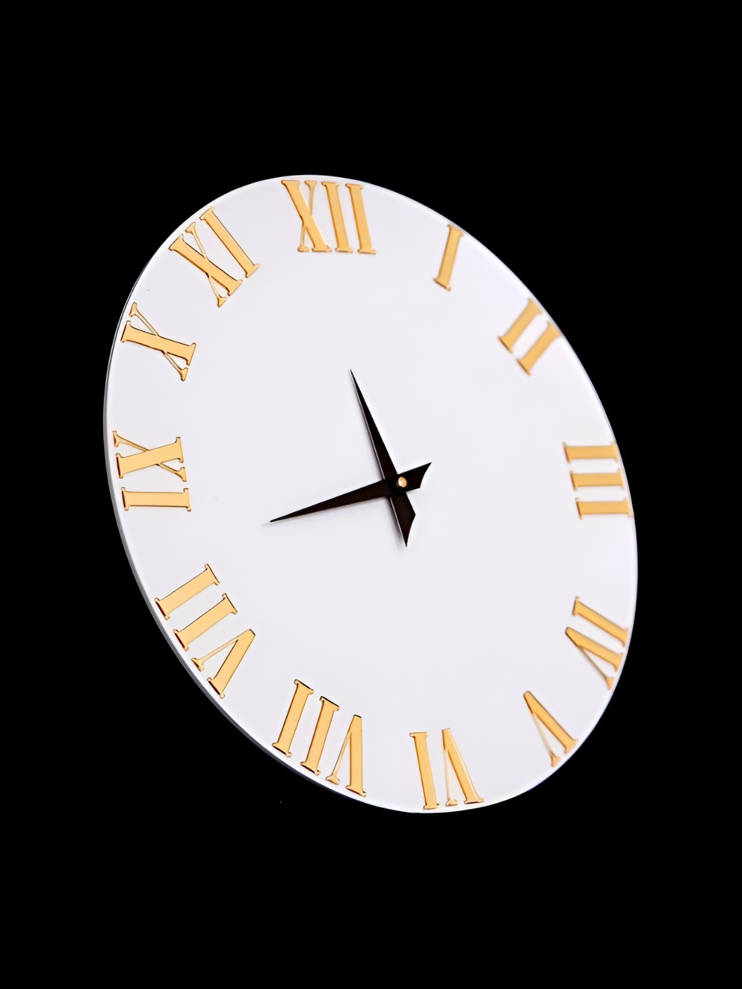 

QEZNEF White & Gold-Toned Round Shaped Contemporary Analogue Plastic Wall Clock