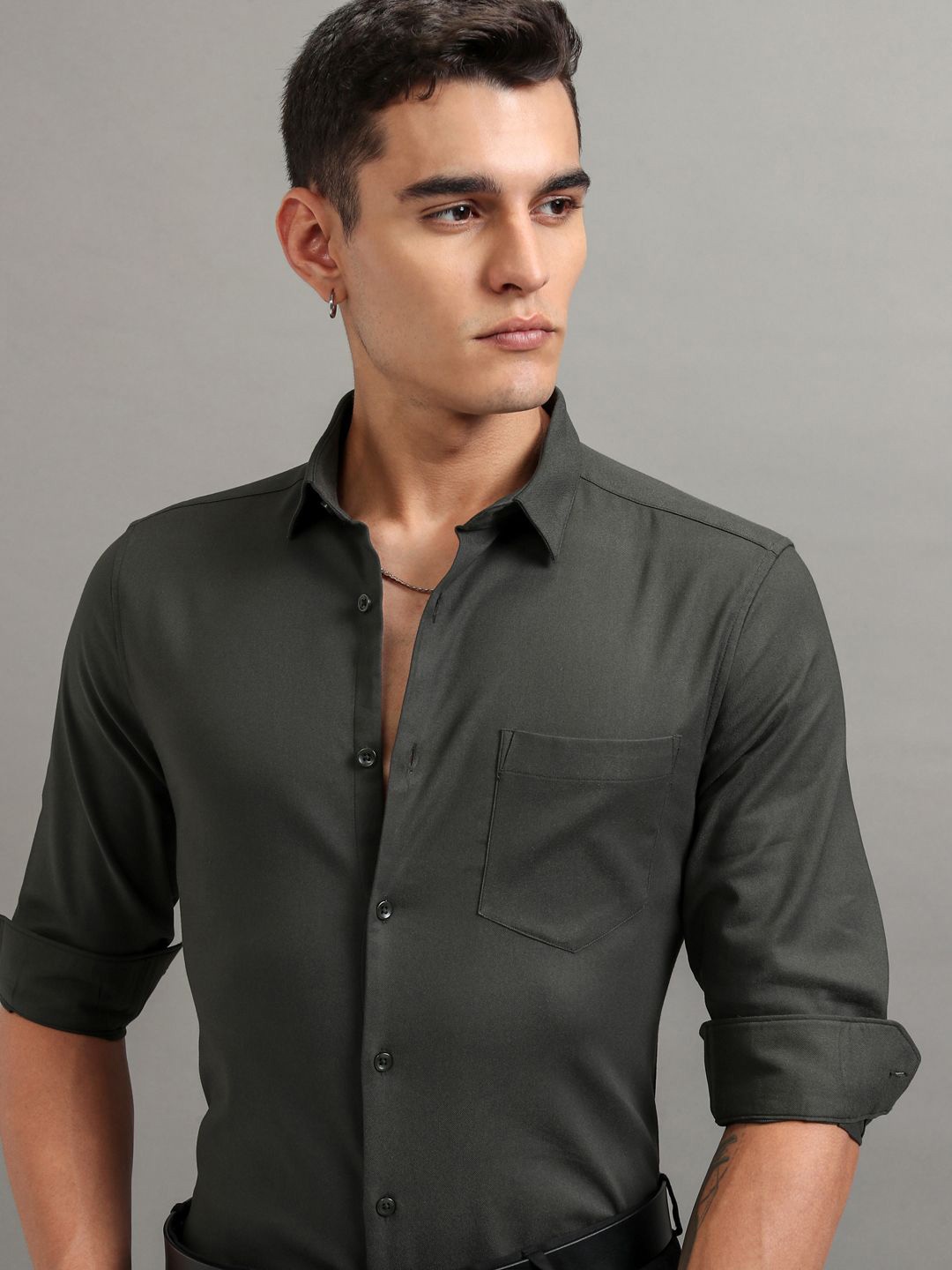 

HIGHLANDER Men Olive Solid Mui Occasion Shirt