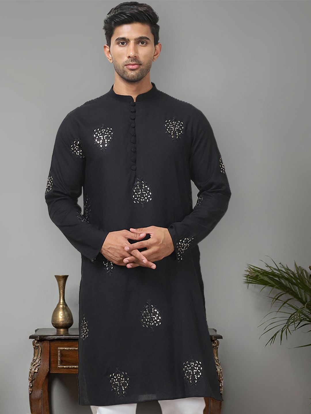 

Jompers Floral Embroidered Sequinned Regular Cotton Straight Kurta, Black