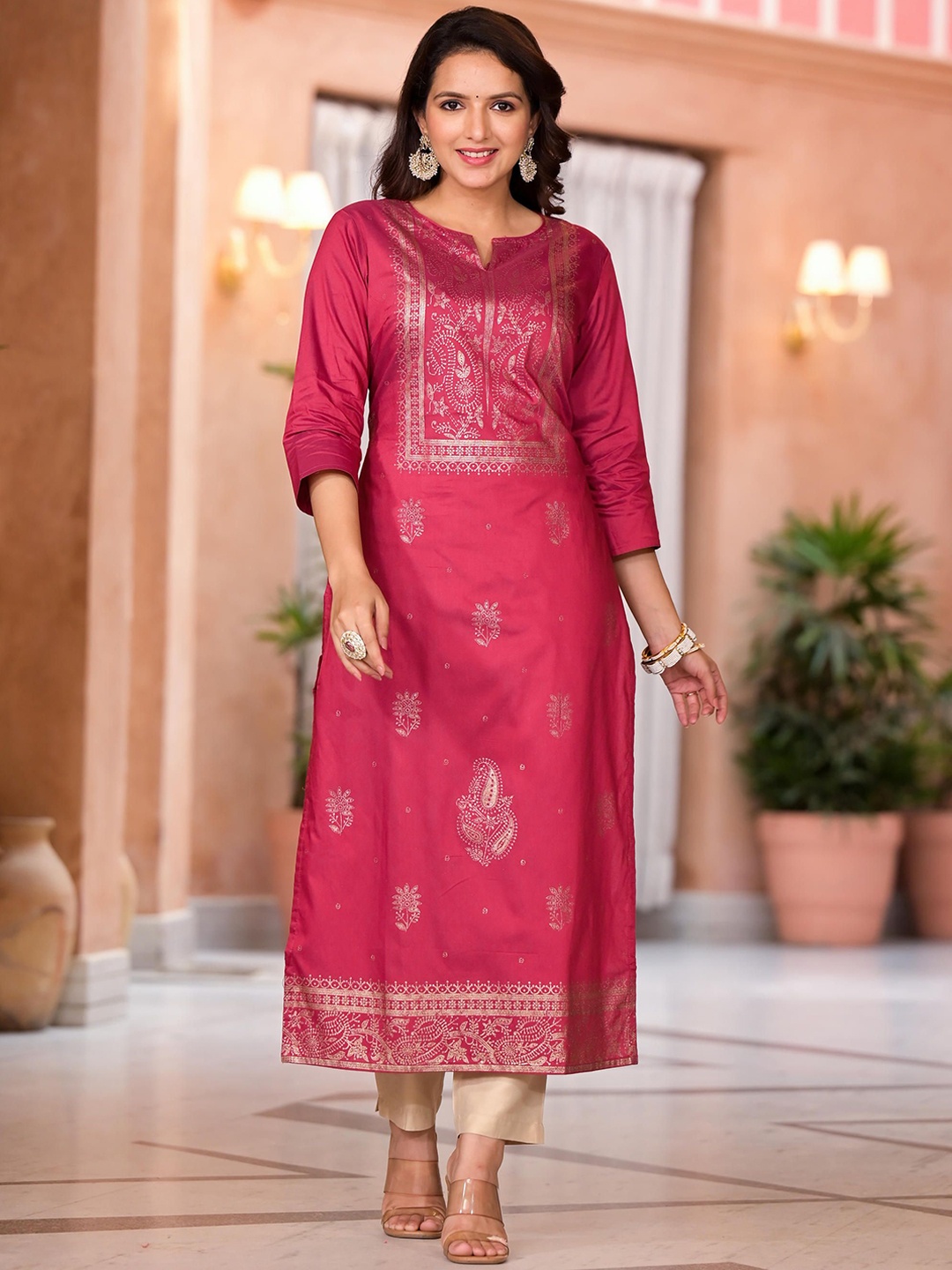 

Juniper Ethnic Motifs Printed Kurta with Trousers, Maroon