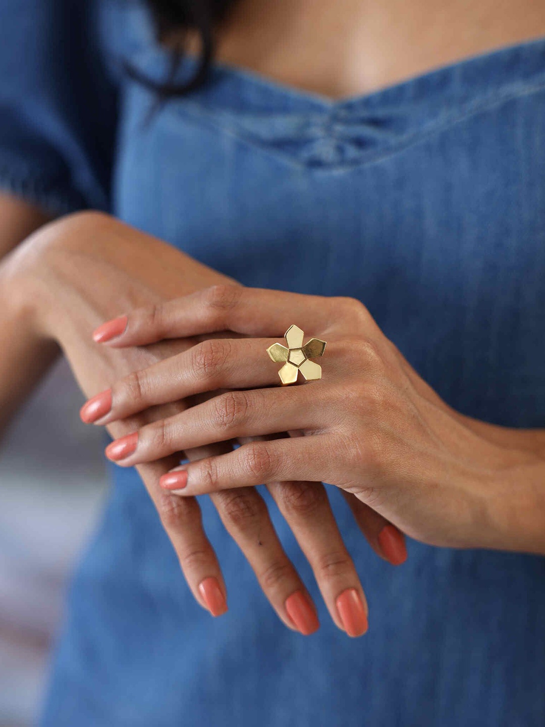 

Varnika Arora Gold-Plated Finger Ring
