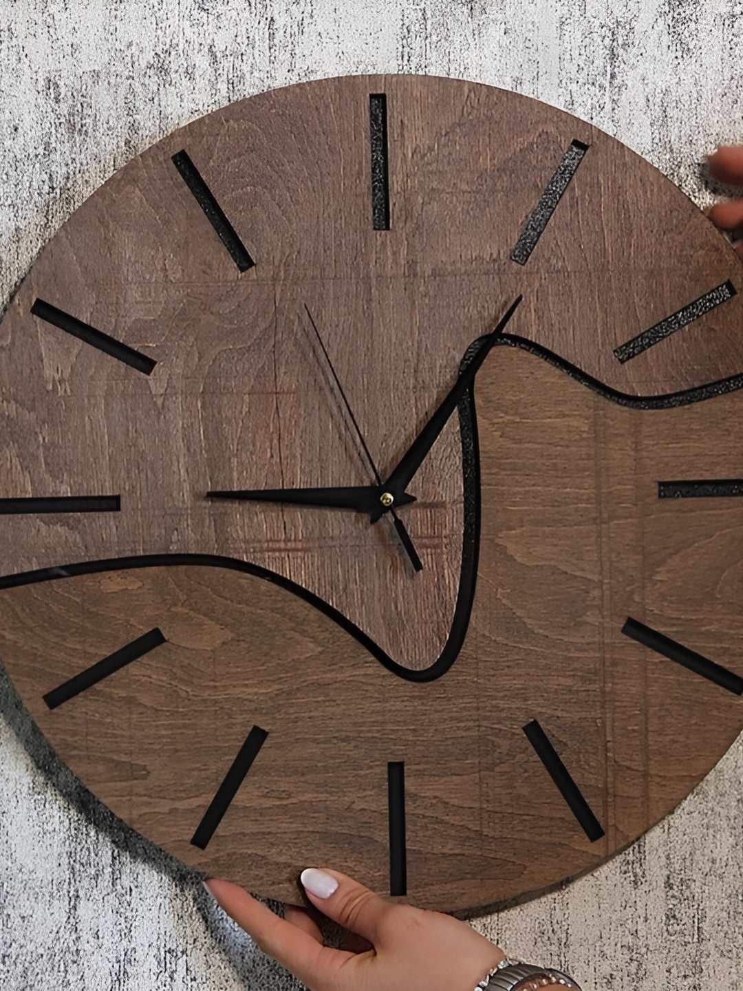 

QEZNEF Brown Round Wooden Analogue Contemporary Wall Clock