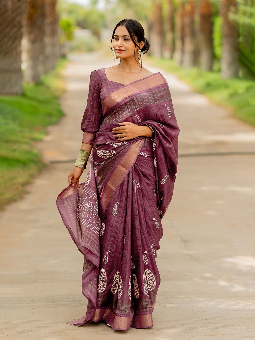 

MIRCHI FASHION Paisley Zari Block Print Saree, Maroon
