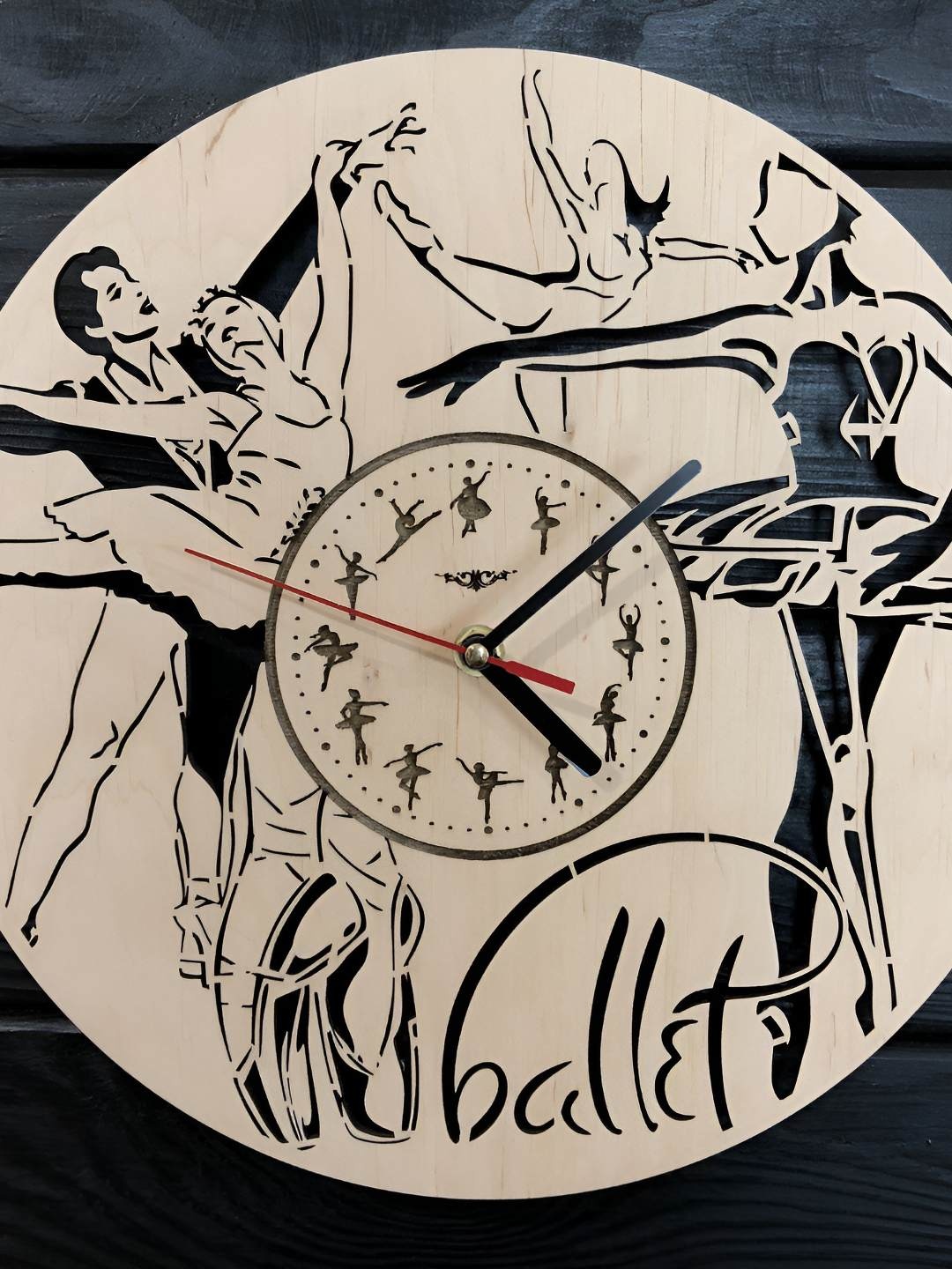 

QEZNEF Beige & Black Round Shaped Contemporary Analogue Wooden Wall Clock