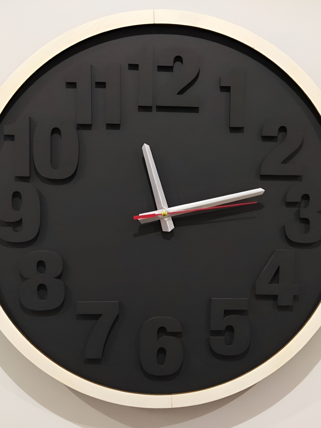 

QEZNEF Black Round Shaped Contemporary Analogue Wooden Wall Clock