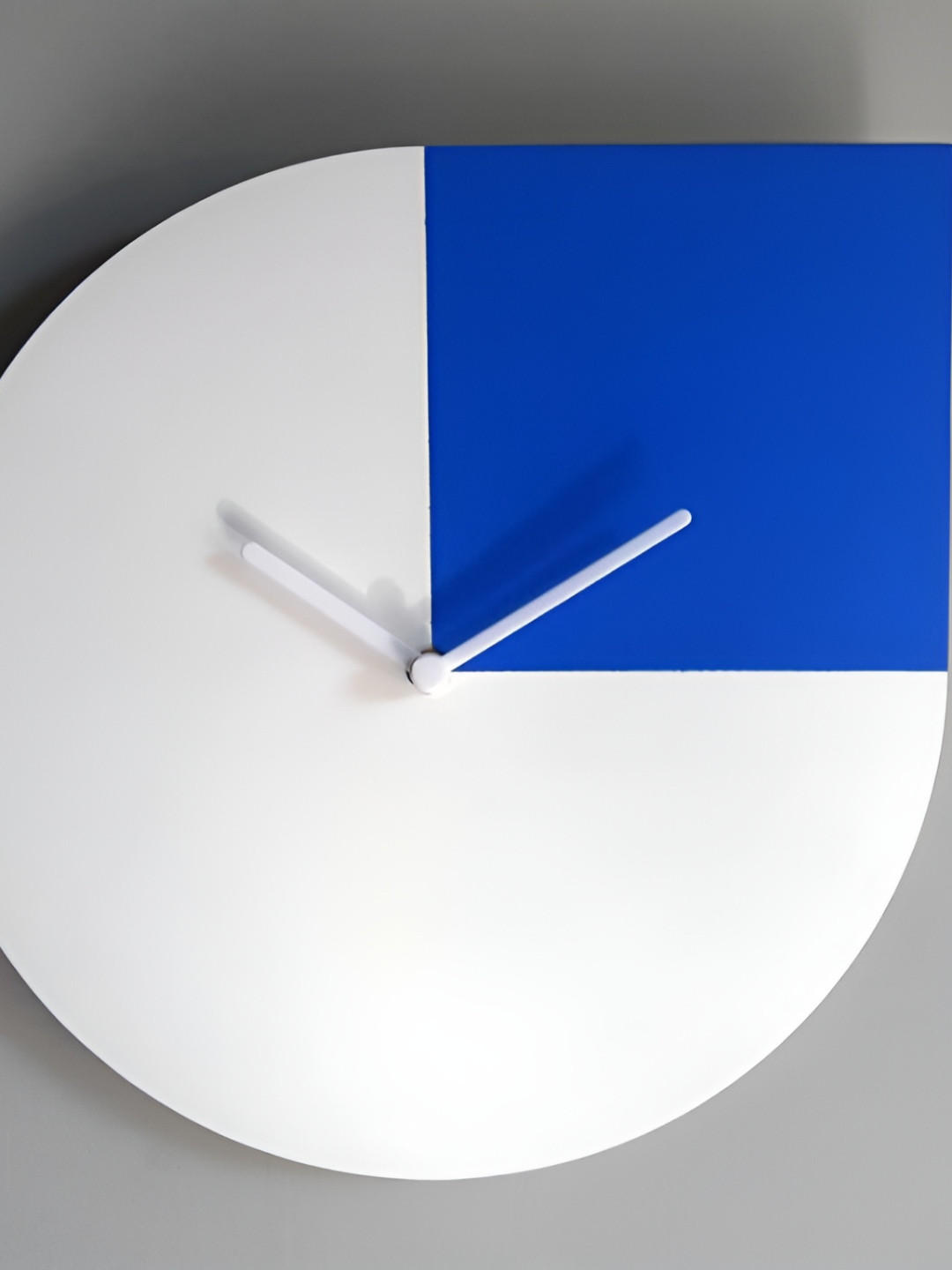 

QEZNEF White & Blue Contemporary Wooden Round Wall Clock
