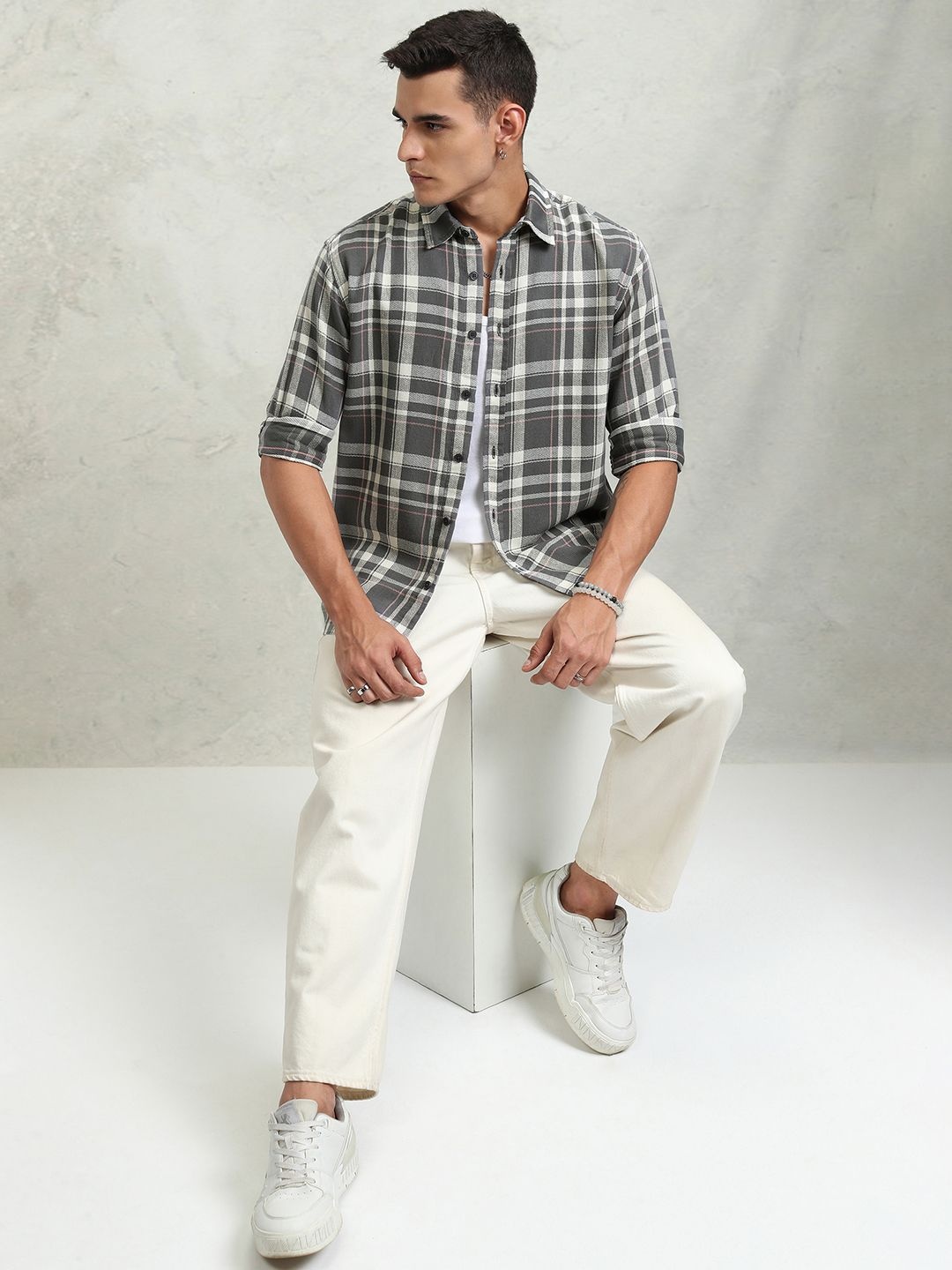 

HIGHLANDER Men Dark Dobby Textured Checked Oversized Overshirt, Grey