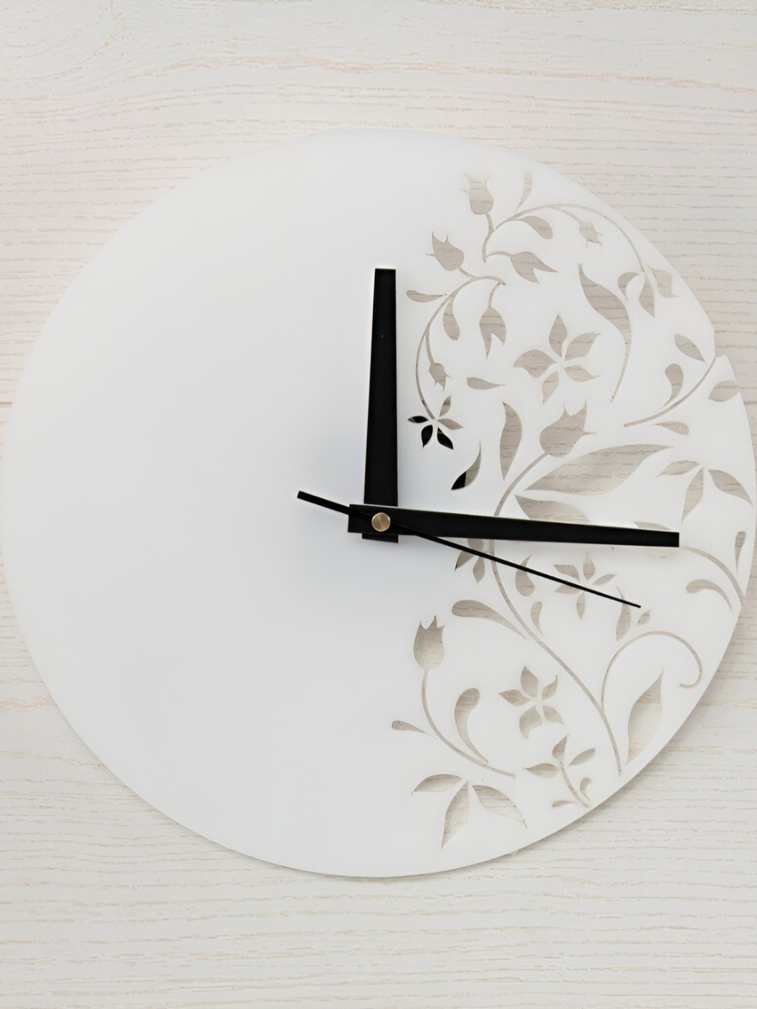 

QEZNEF White Textured Round Contemporary Analogue Wooden Wall Clock Without Glass