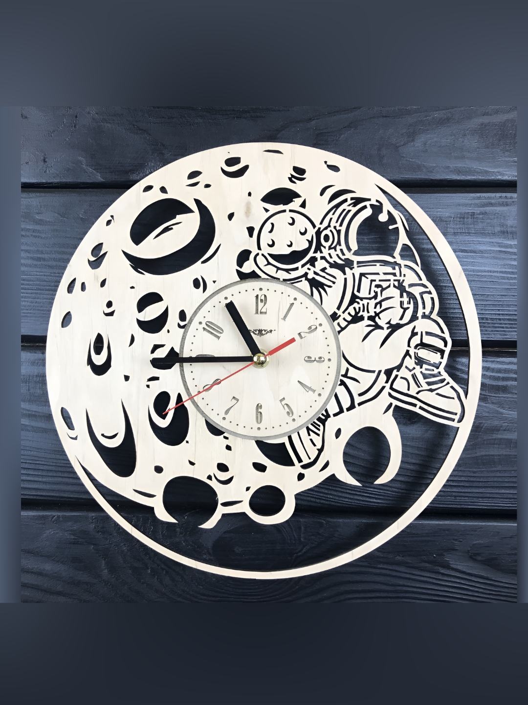 

QEZNEF Beige & Black Contemporary Analogue Vintage Wall Clock