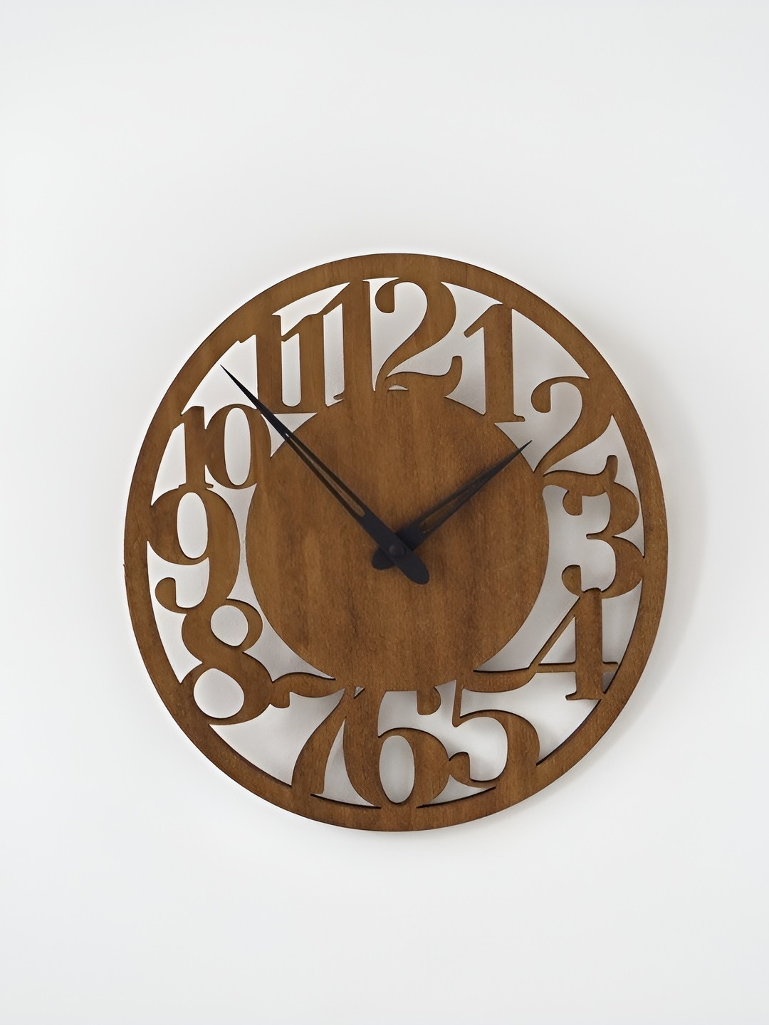 

QEZNEF Brown & Black Textured Analogue Contemporary Round Shaped Wooden Wall Clock