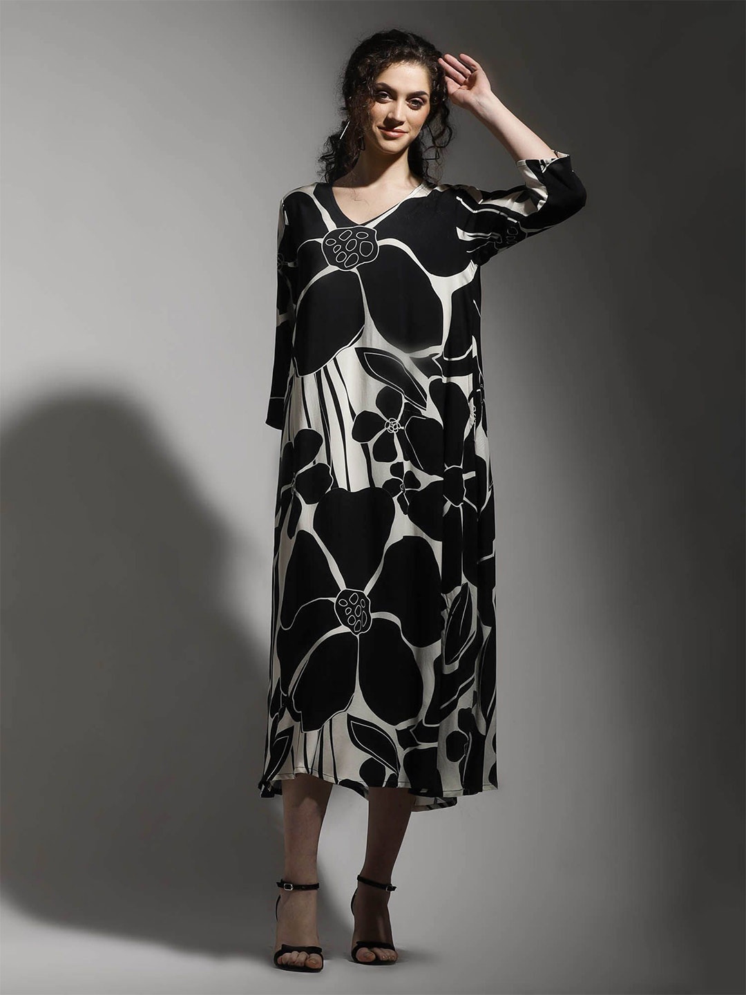 

Dora Dori Relaxed Fit Monochrome Floral Printed V-Neck Regular Sleeves Dress with Pockets, Black