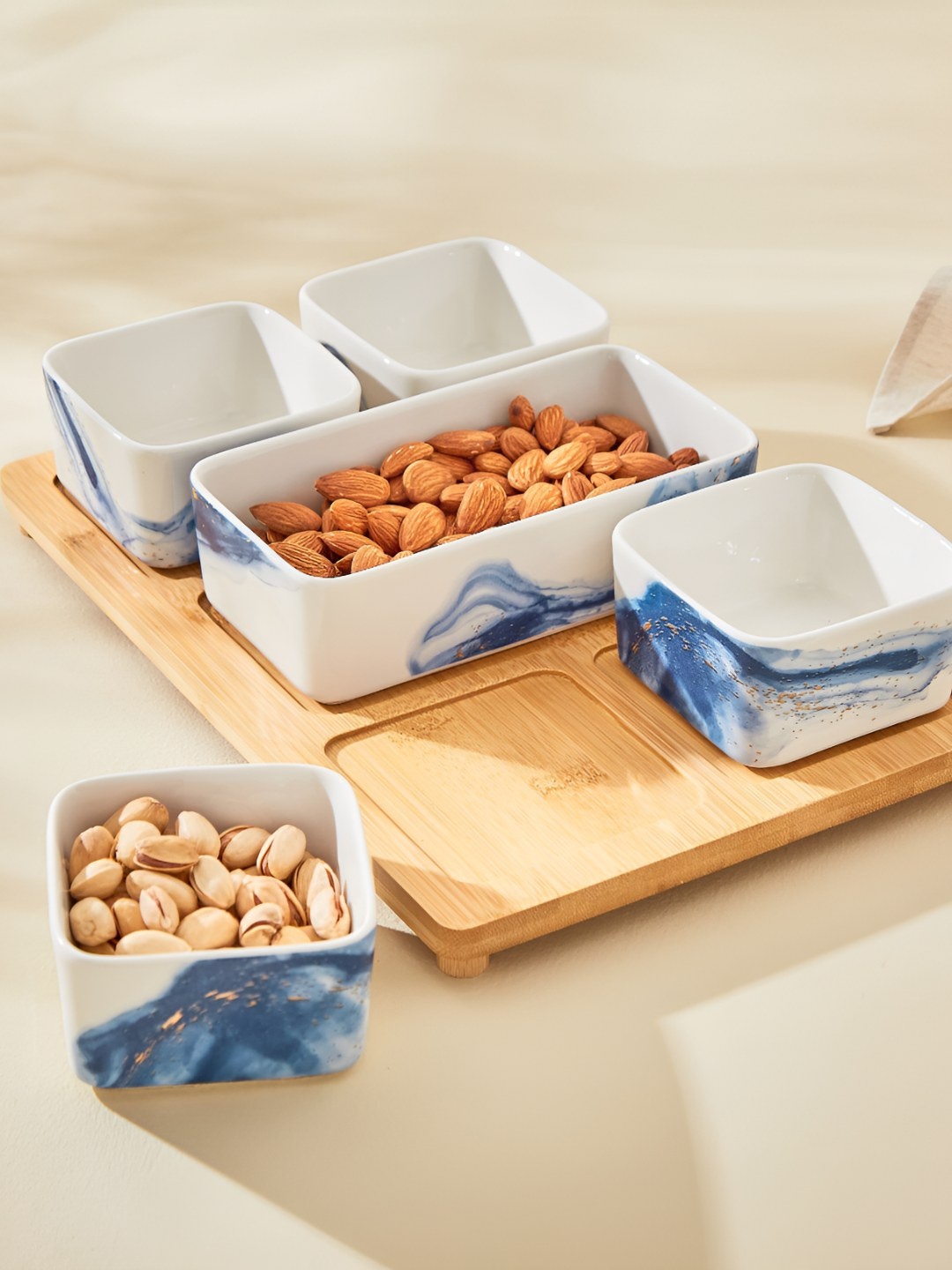 

Home Centre Showstopper Hatsu White 6 Pieces Serving Bowl With Tray