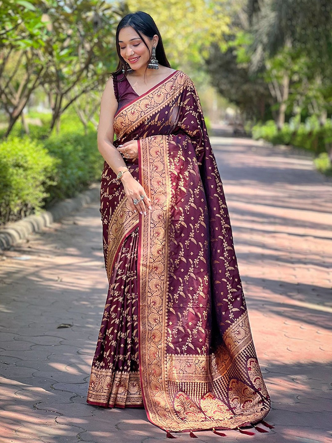 

Panzora Woven Design Zari Banarasi Saree, Burgundy